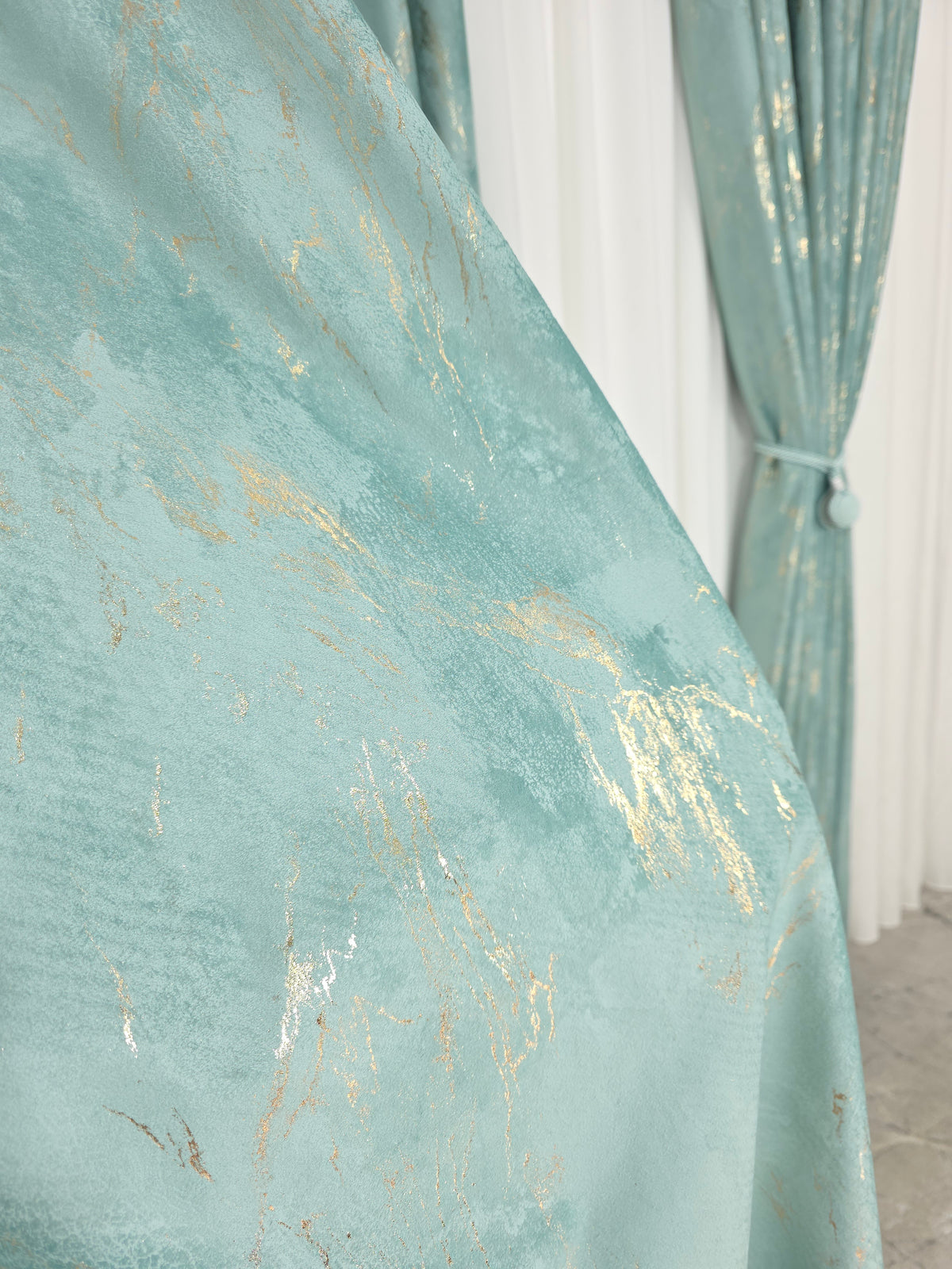 Colectia Venetia: perdea din matase cu insertii aurii varianta 3 si draperie din catifea cu insertii aurii - Verde Menta