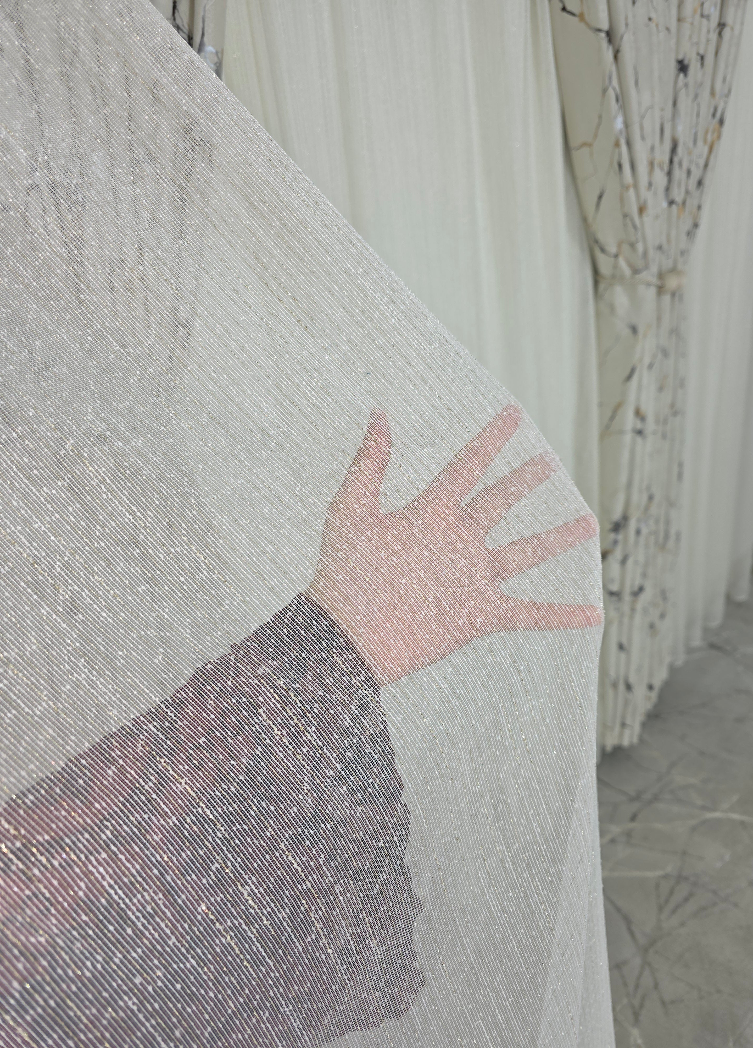Colectia Majestic: Perdea Crem Din Borangic Cu Sidef Auriu Si Draperie Catifea Bej Cu Insertii
