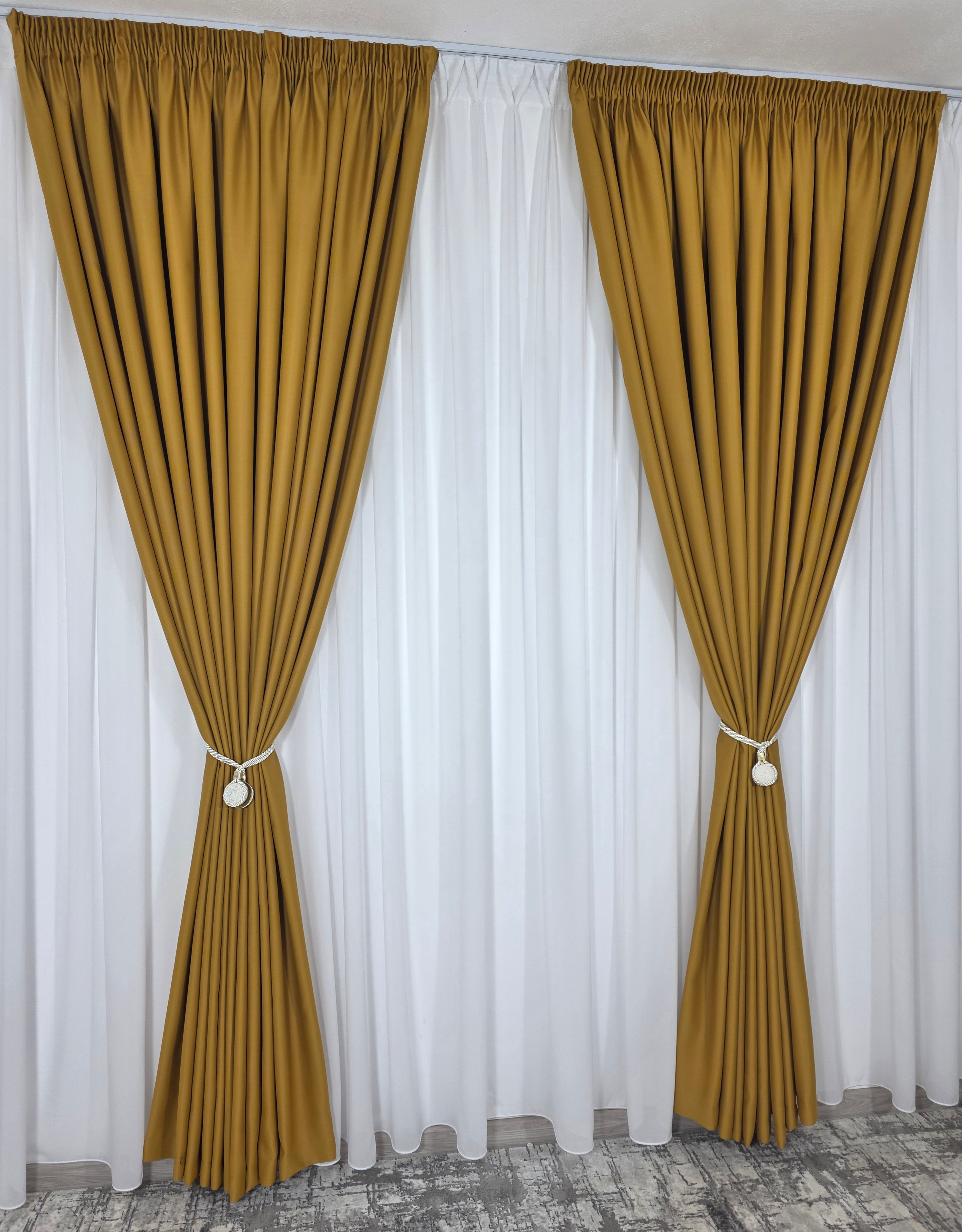 Colectia Blackout: Perdea Matase Alba Si Draperie Galben Mustar Blackout 90%