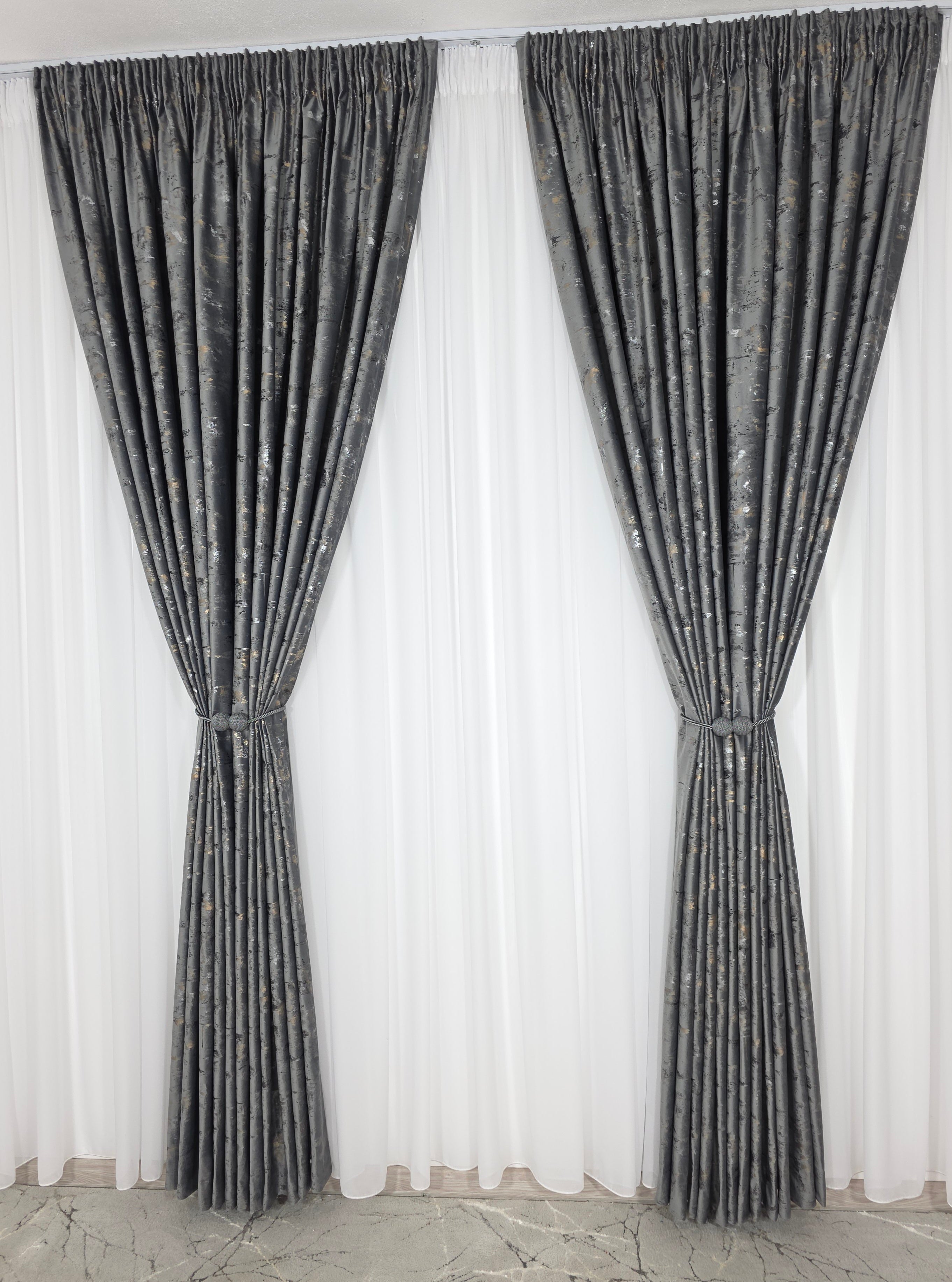 Colectia Elegance: Perdea Voal Premium Si Draperie Catifea Gri Inchis Cu Insertii model Golden