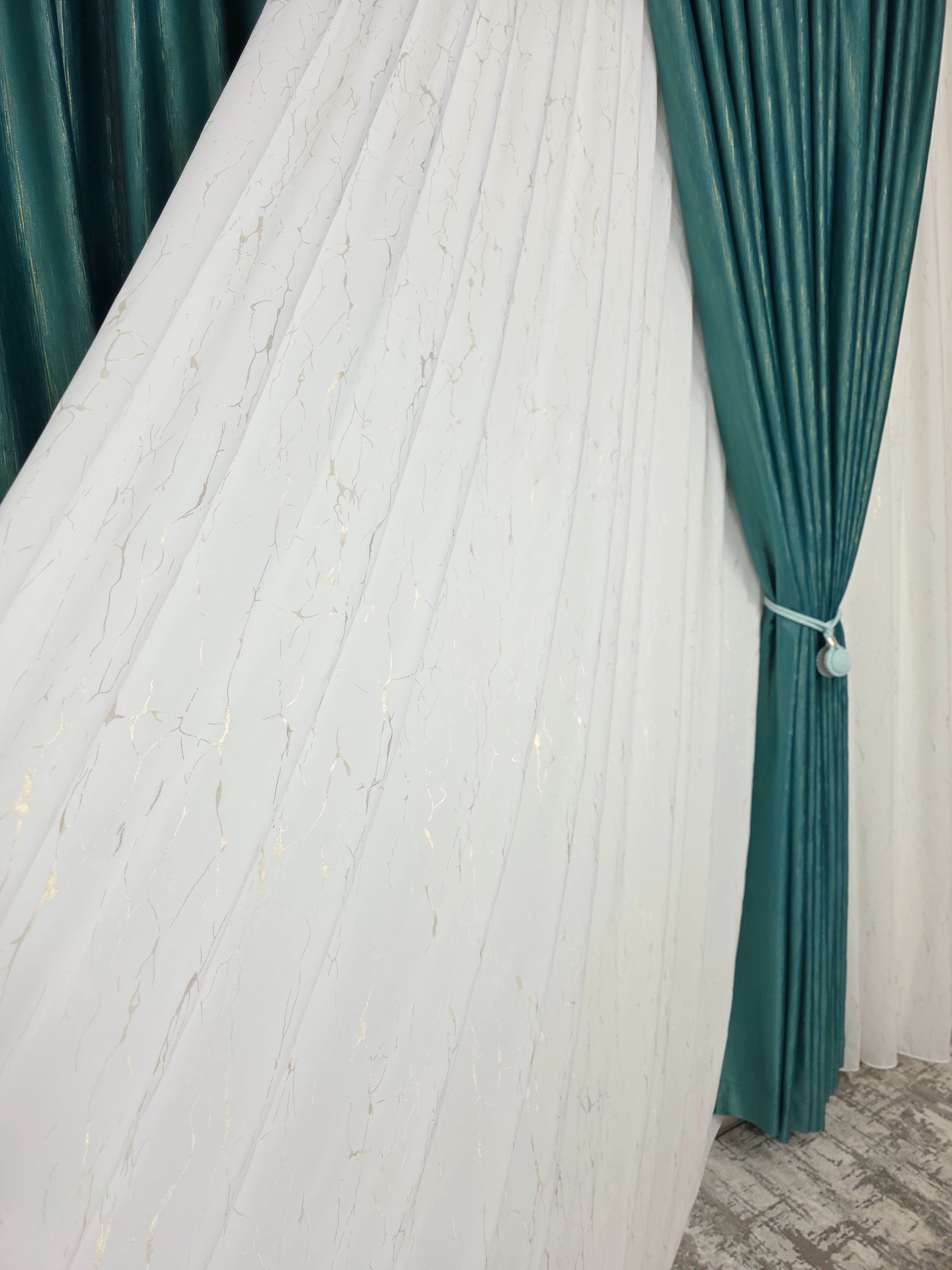 Colectia Valencia: Perdea Alba Din Matase Cu Insertii Aurii Varianta 1 Si Draperie Rolex Catifea Verde Turcoaz Cu Sclipici Auriu