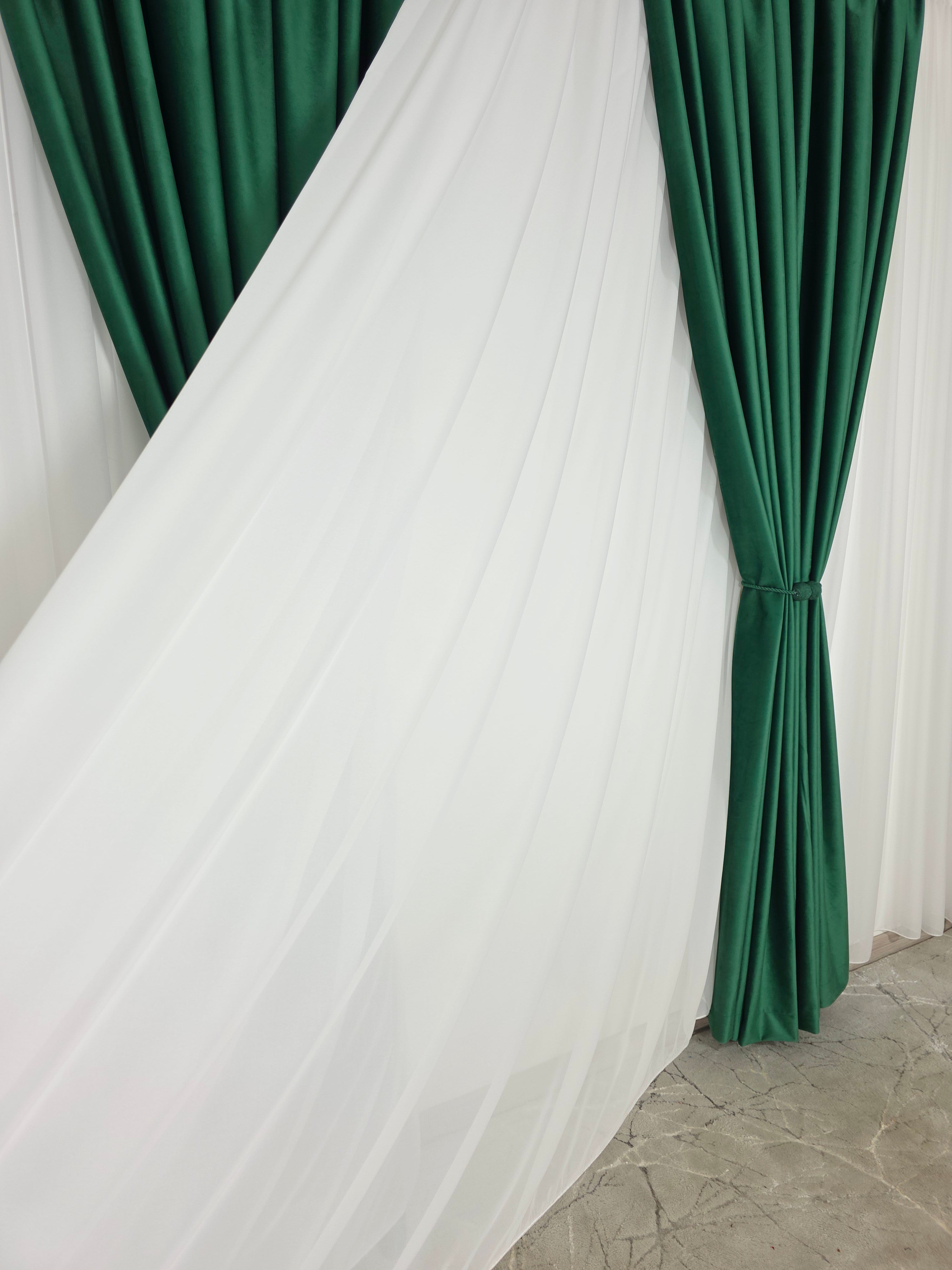 Set Premium: Perdea Matase Alba și Draperie Verde Smarald Catifea Garantat Opacă Blackout 100%