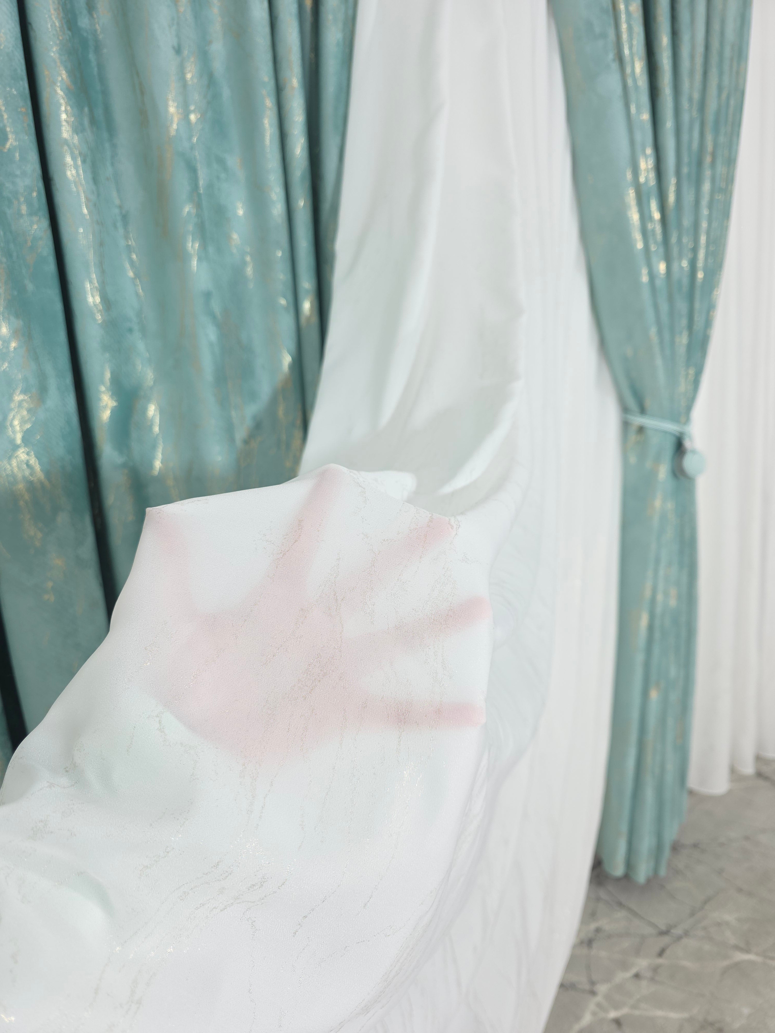 Colectia Venetia: perdea din matase cu insertii aurii varianta 3 si draperie din catifea cu insertii aurii - Verde Menta