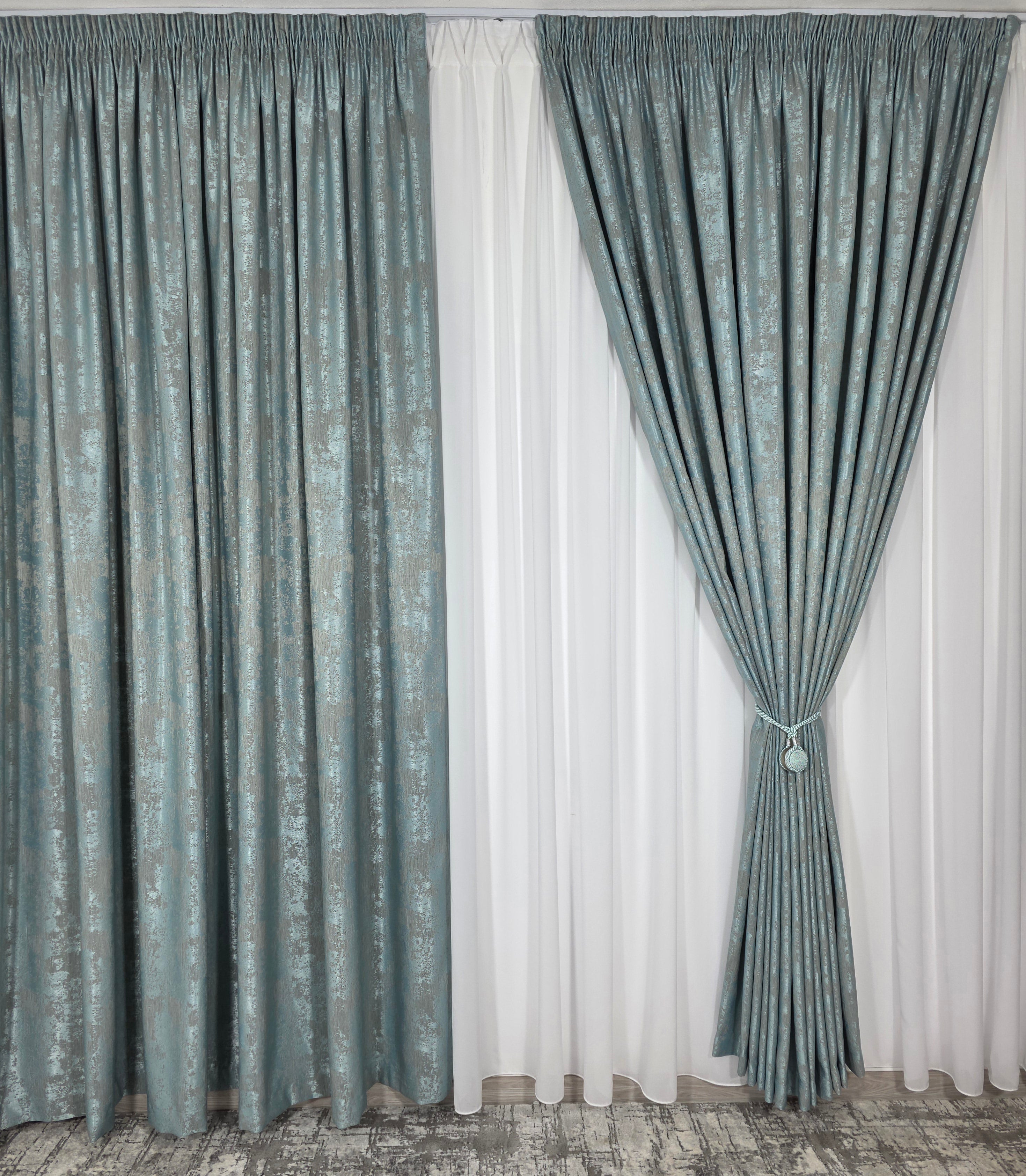 Colectia Decorativa: Perdea Alba Simpla si Draperie Tip Vopsea-Turcoaz Deschis