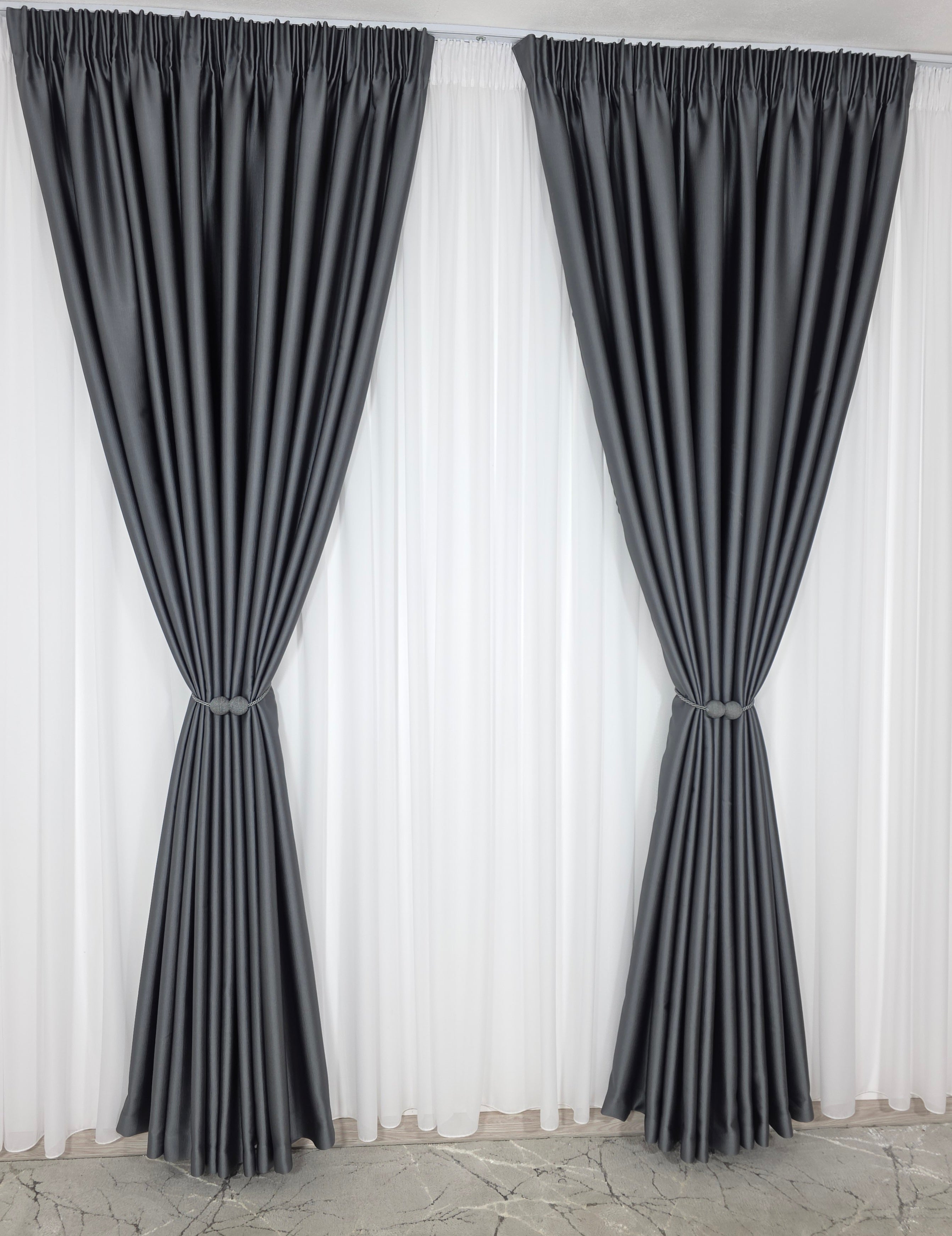 Colectia Noapte-Zi: Perdea voal alb premium si Draperie Paris blackout 100% opaca pe culoarea gri inchis