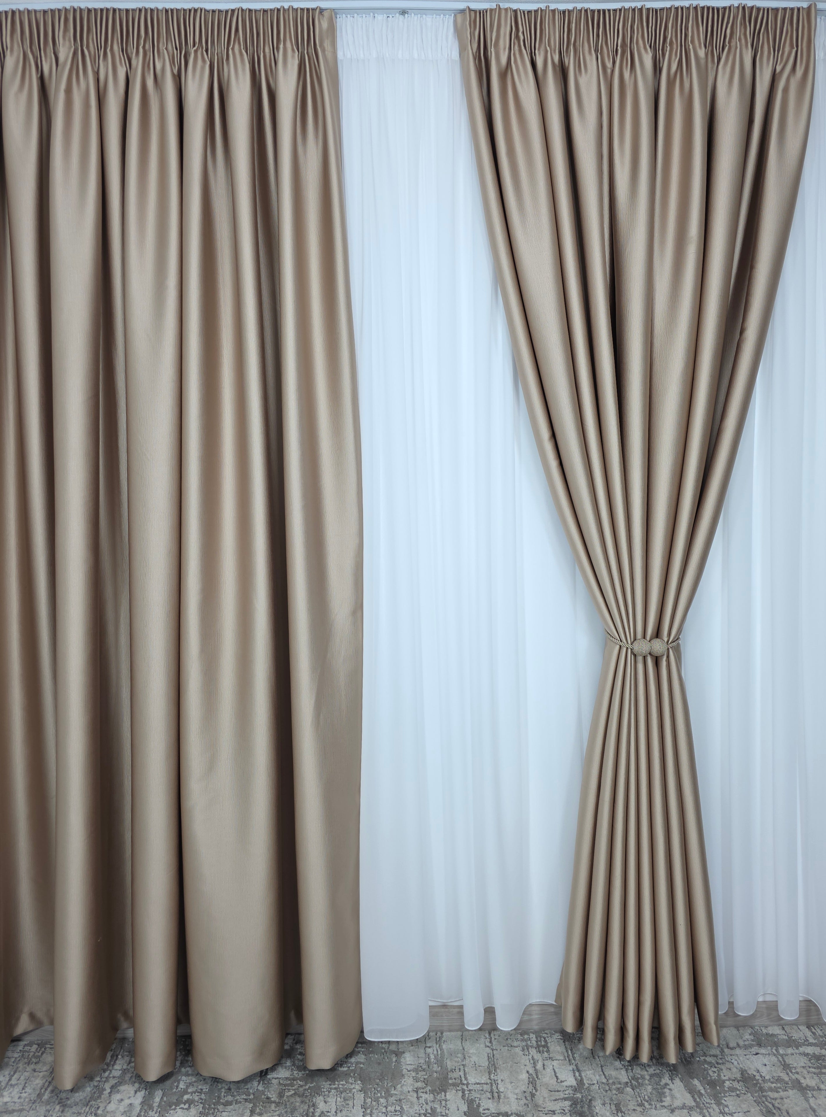 Colectia Noapte-Zi: Perdea voal alb premium si Draperie Paris blackout 100% opaca pe culoarea capucino