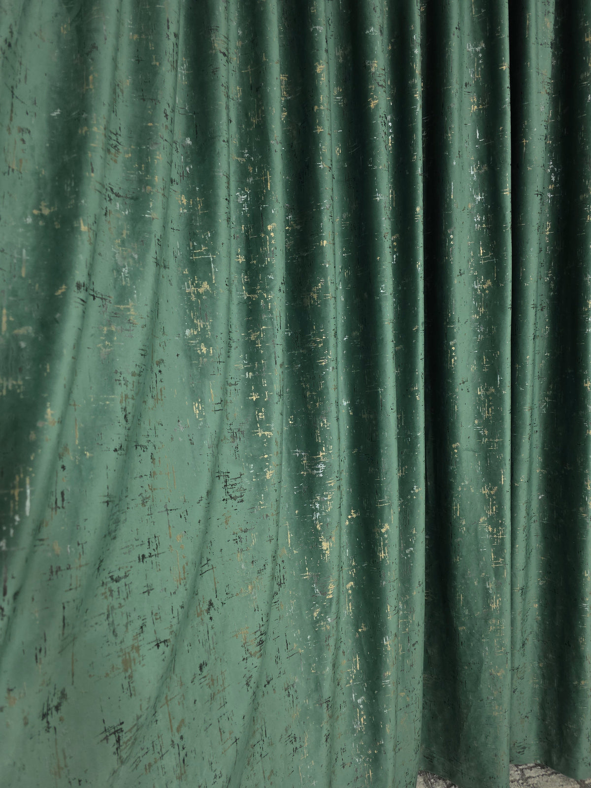 Colectia Royal Verde Smarald:Set pentru Livinguri Elegante cu Canapele Crem, Gri sau Decoruri cu Accente Aurii - Perdea Matase Alba cu Insertii Aurii si Draperie Catifea Verde Smarald Pandantiv - Confectionat pe Comanda