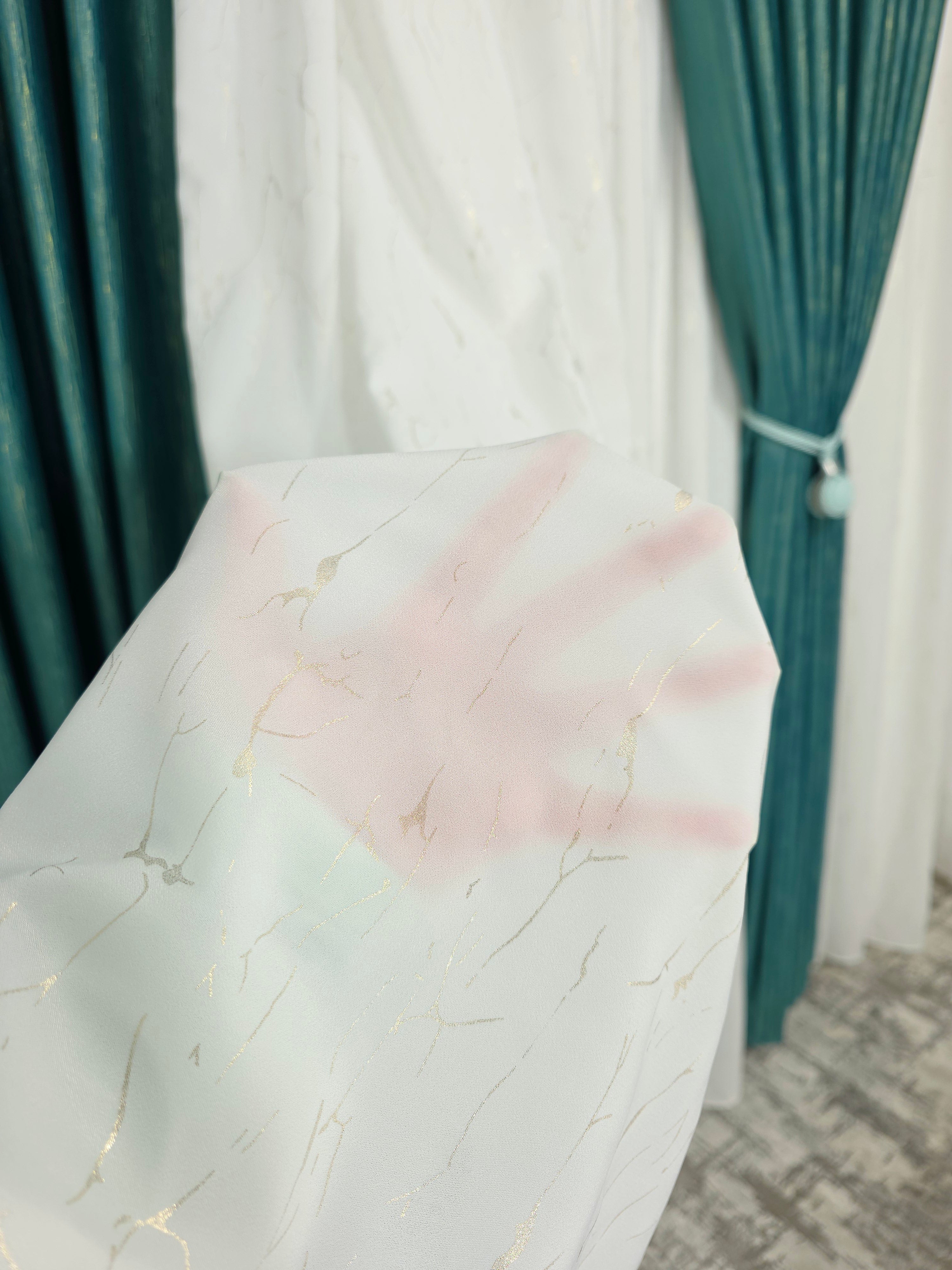 Colectia Valencia: Perdea Alba Din Matase Cu Insertii Aurii Varianta 1 Si Draperie Rolex Catifea Verde Turcoaz Cu Sclipici Auriu