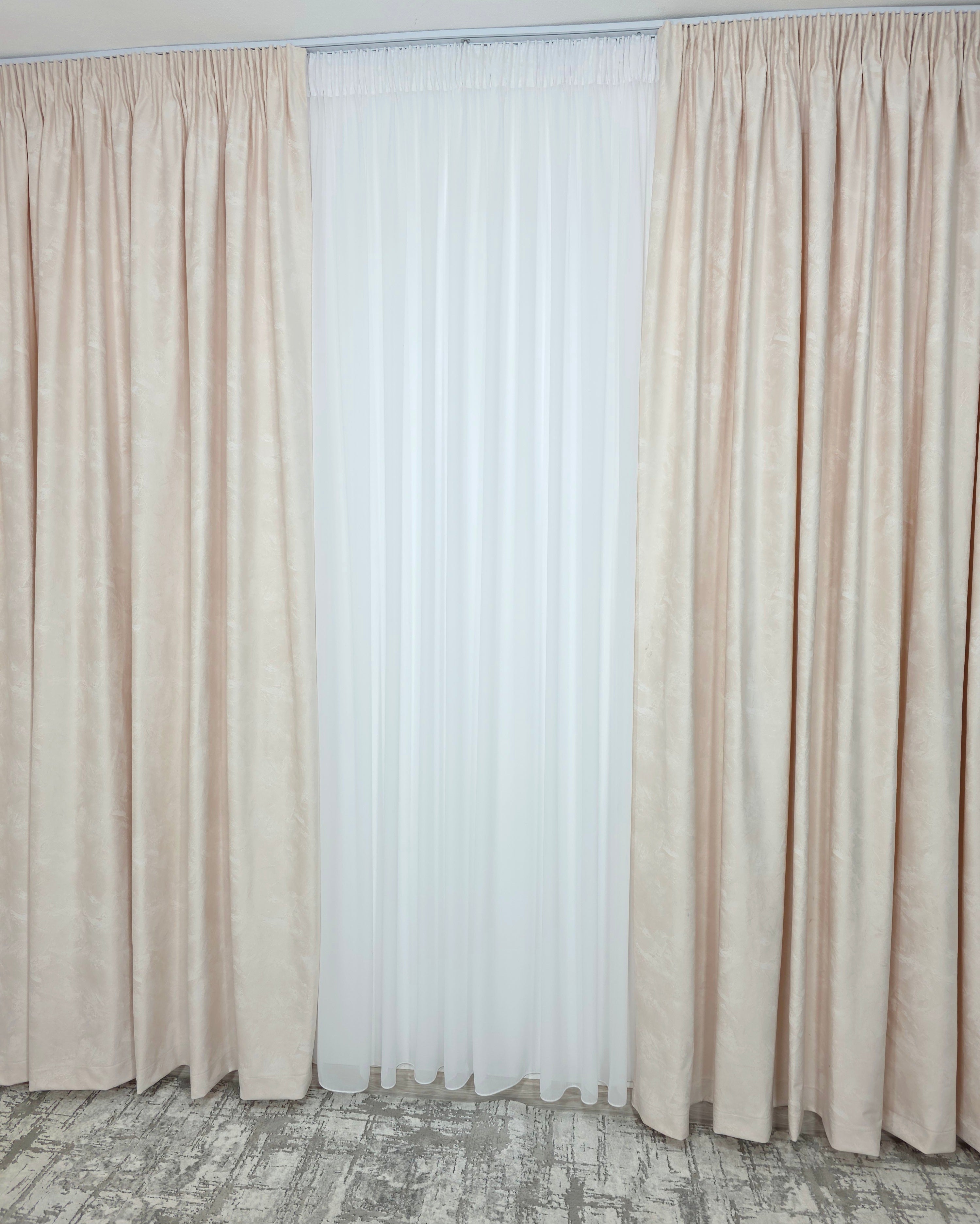 Colectia Santorini: Perdea alba cu sclipici și Draperie Catifea piersicuta tip vopsea pensulata cu insertii aurii