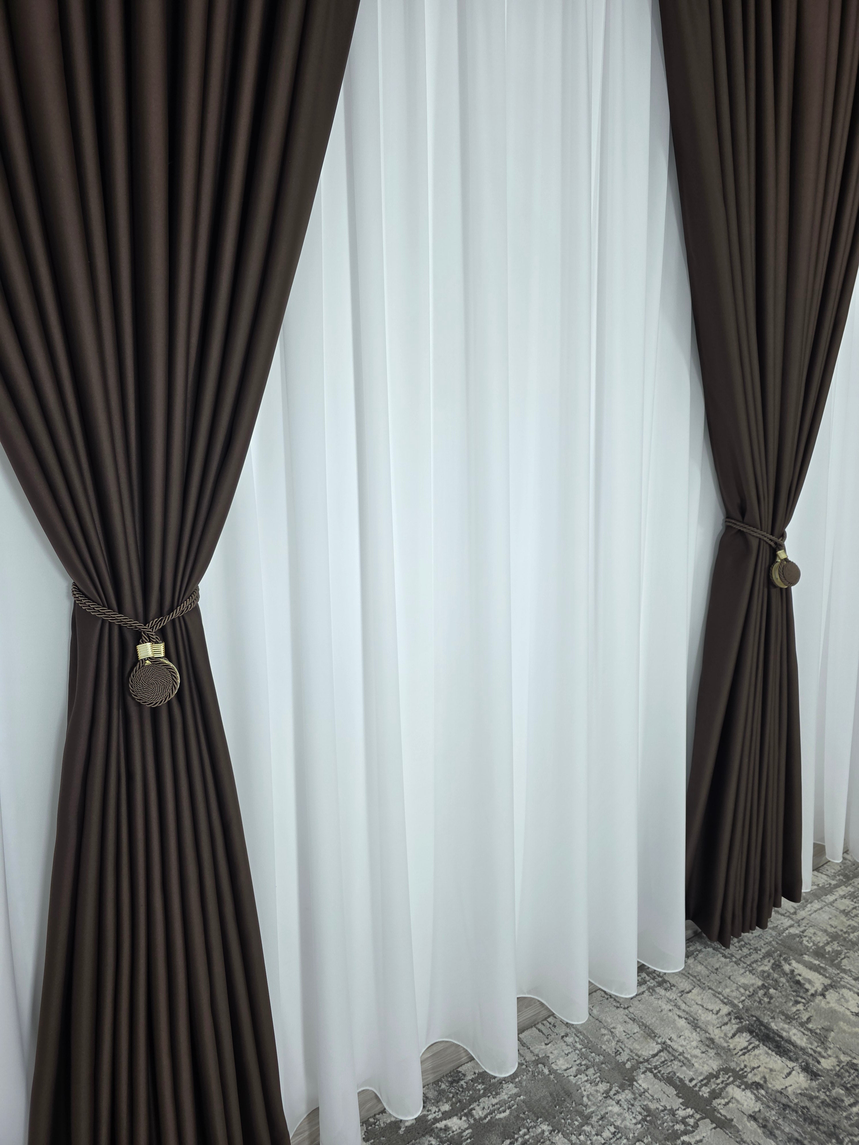 Colectia Blackout: Perdea Matase Alba Si Draperie Maro Blackout 98%