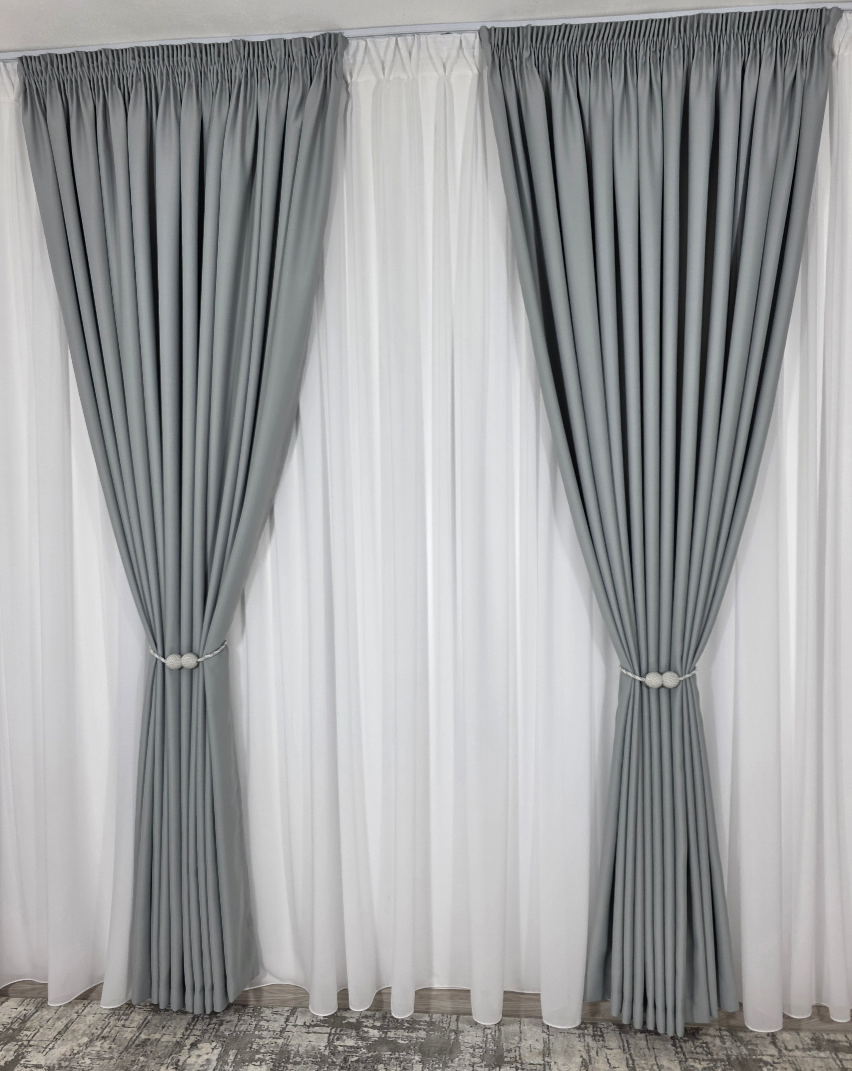 Colectia Blackout: Perdea Matase Alba Si Draperie Gri Cenusiu Blackout 80%