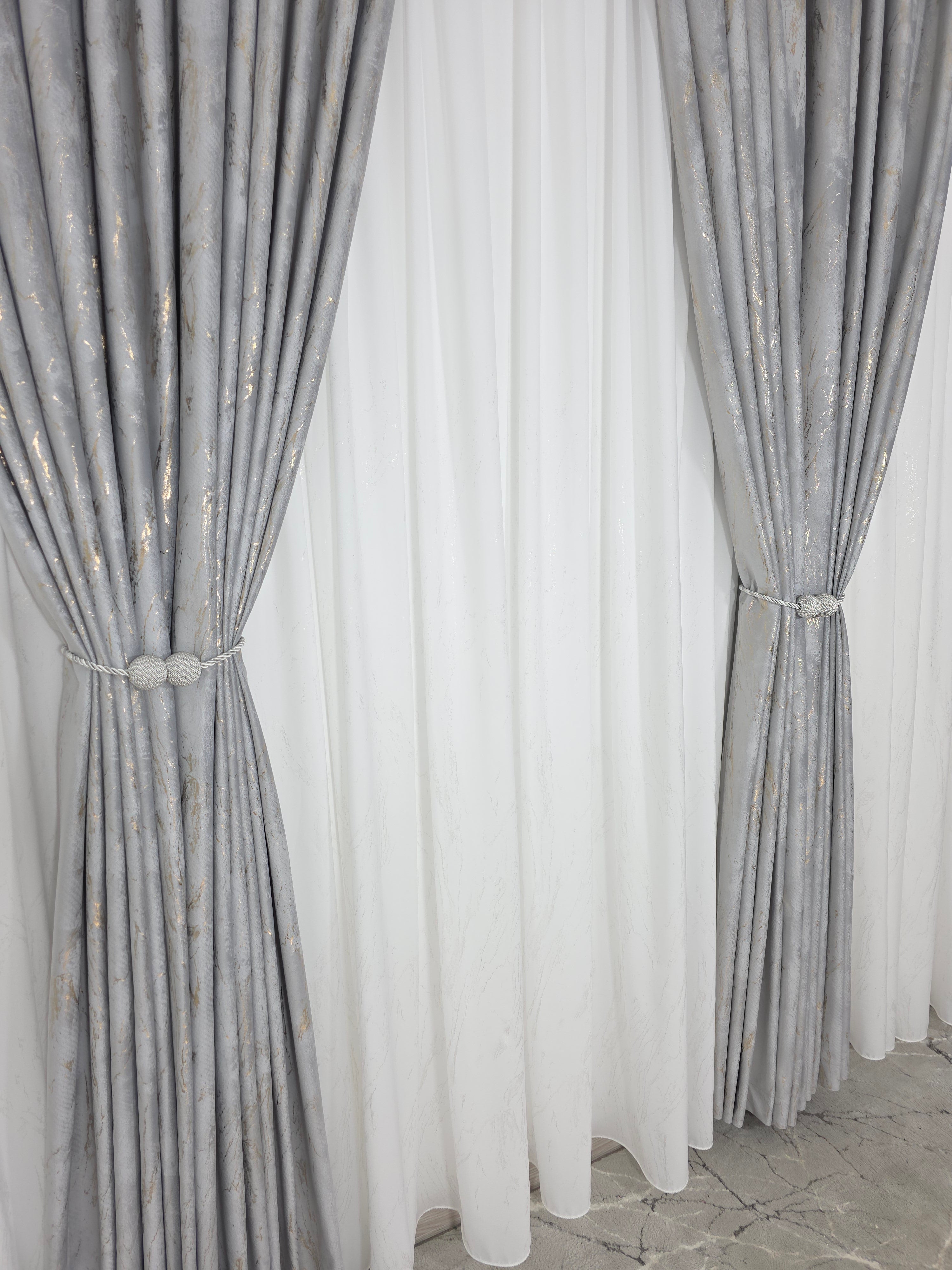 Colectia Venetia: perdea din matase cu insertii aurii varianta 3 si draperie din catifea cu insertii aurii - Gri deschis