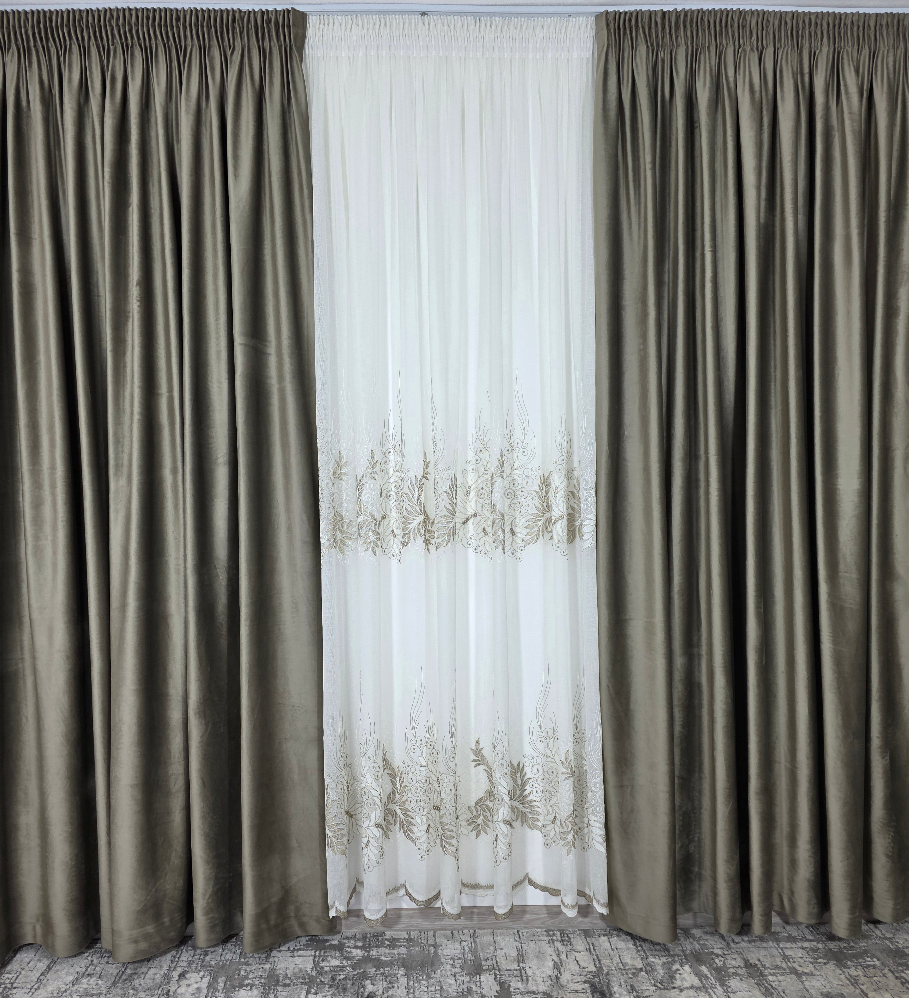 Set Amelia: perdea ivoire din in gros cu broderie bej si draperie din catifea bej inchis