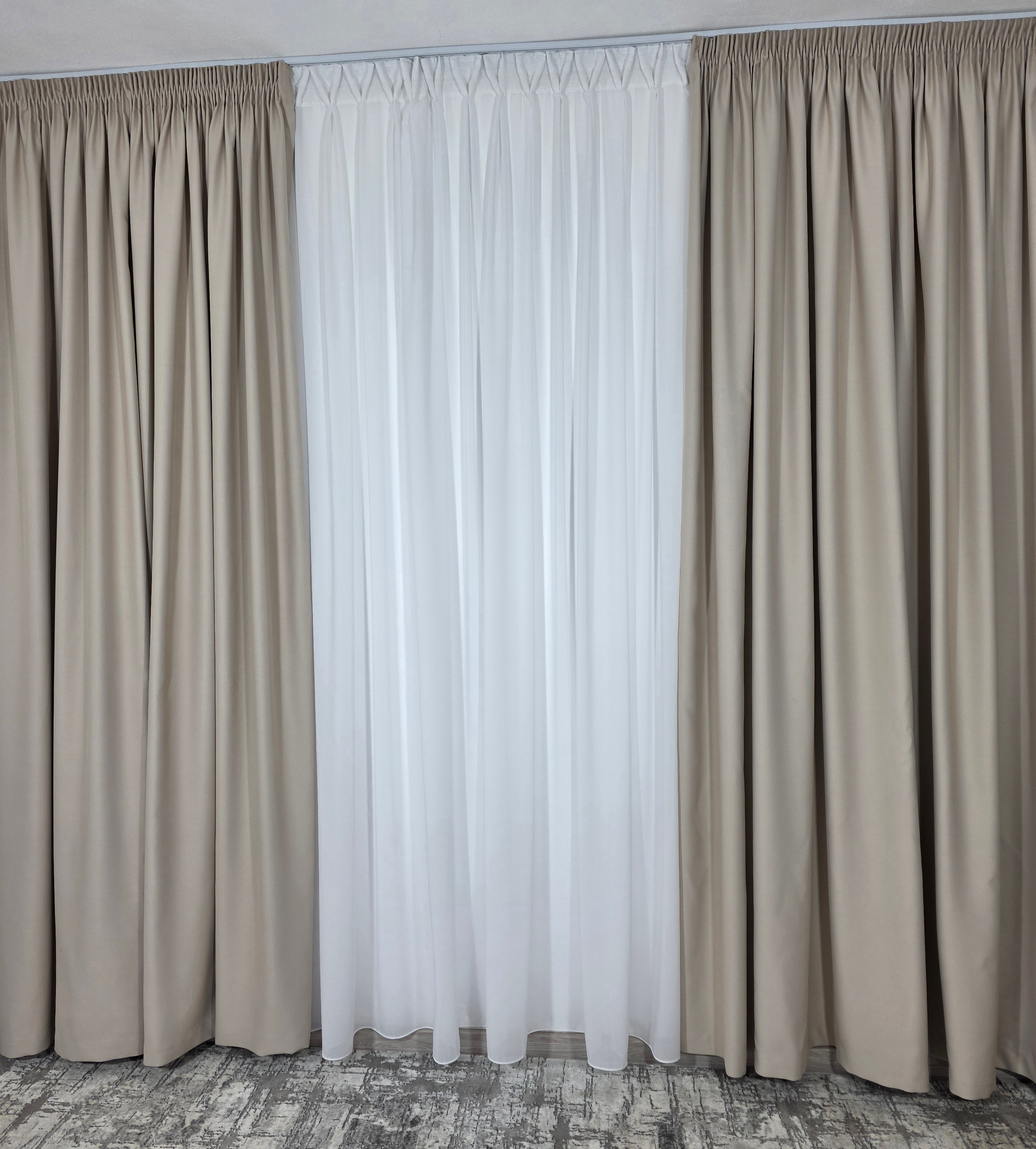 Colectia Blackout: Perdea Matase Alba Si Draperie Crem-Roze Blackout 80%