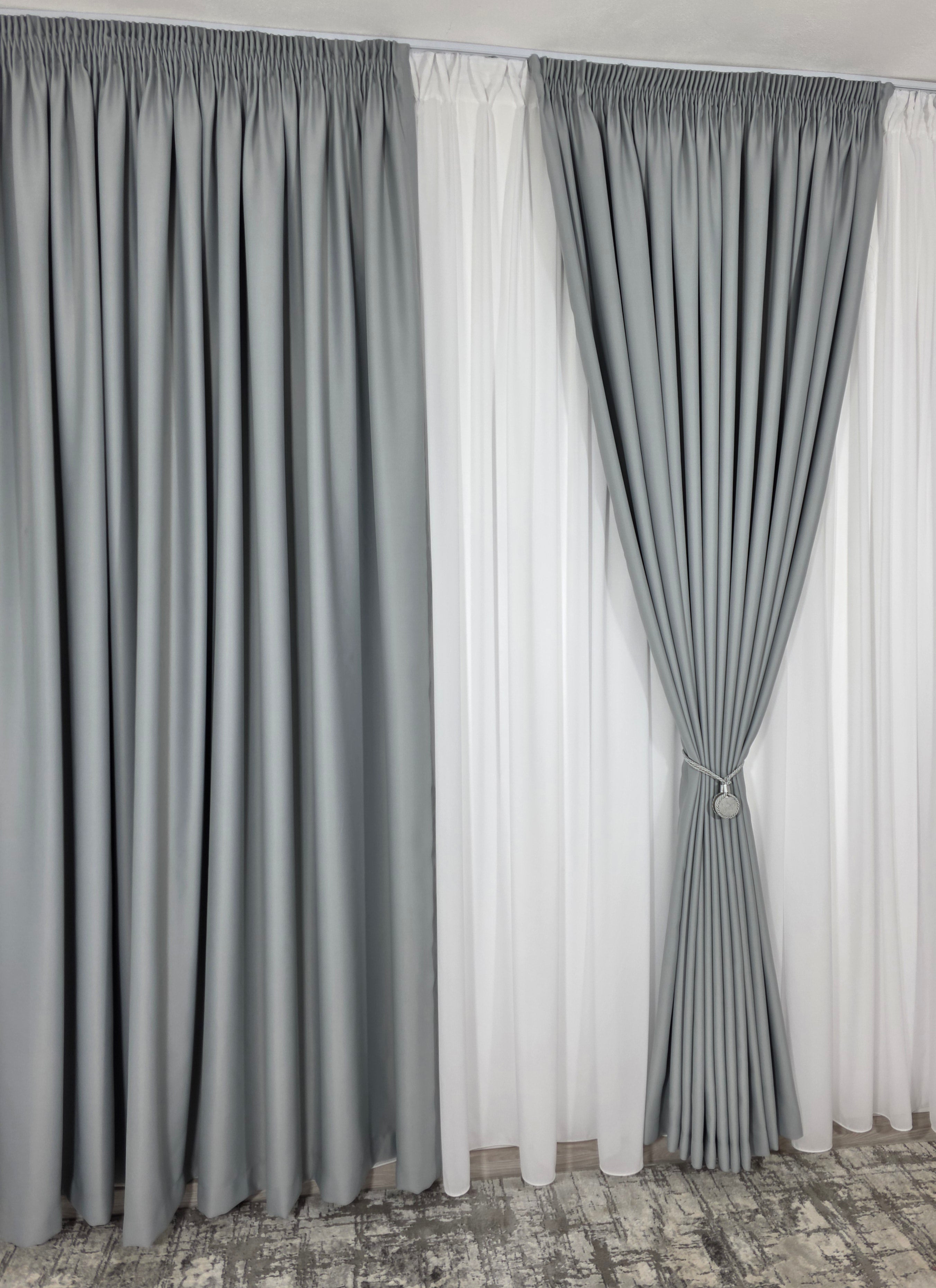 Colectia Blackout: Perdea Matase Alba Si Draperie Gri Cenusiu Blackout 80%