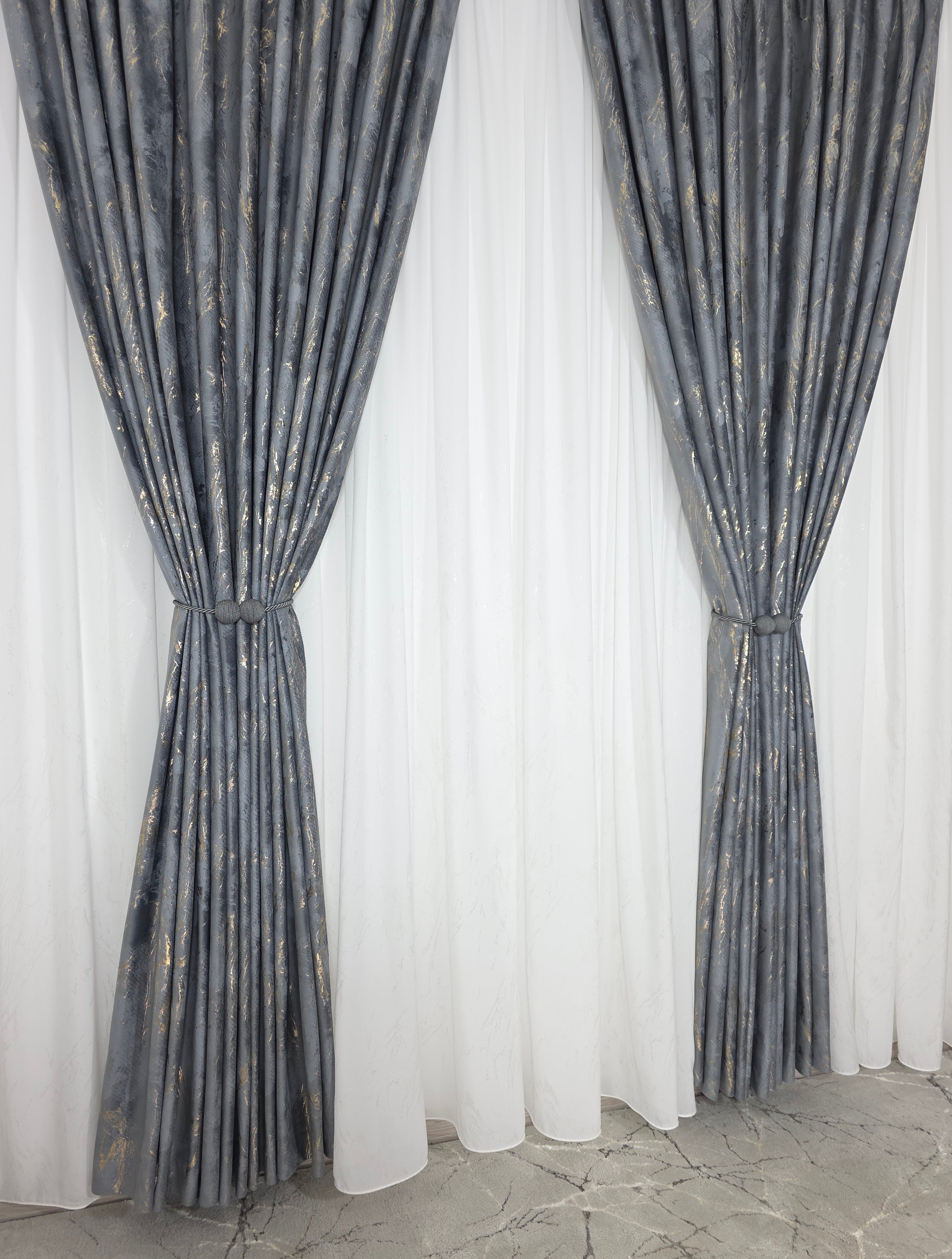 Colectia Venetia: perdea din matase cu insertii aurii varianta 3 si draperie din catifea cu insertii aurii - Gri inchis