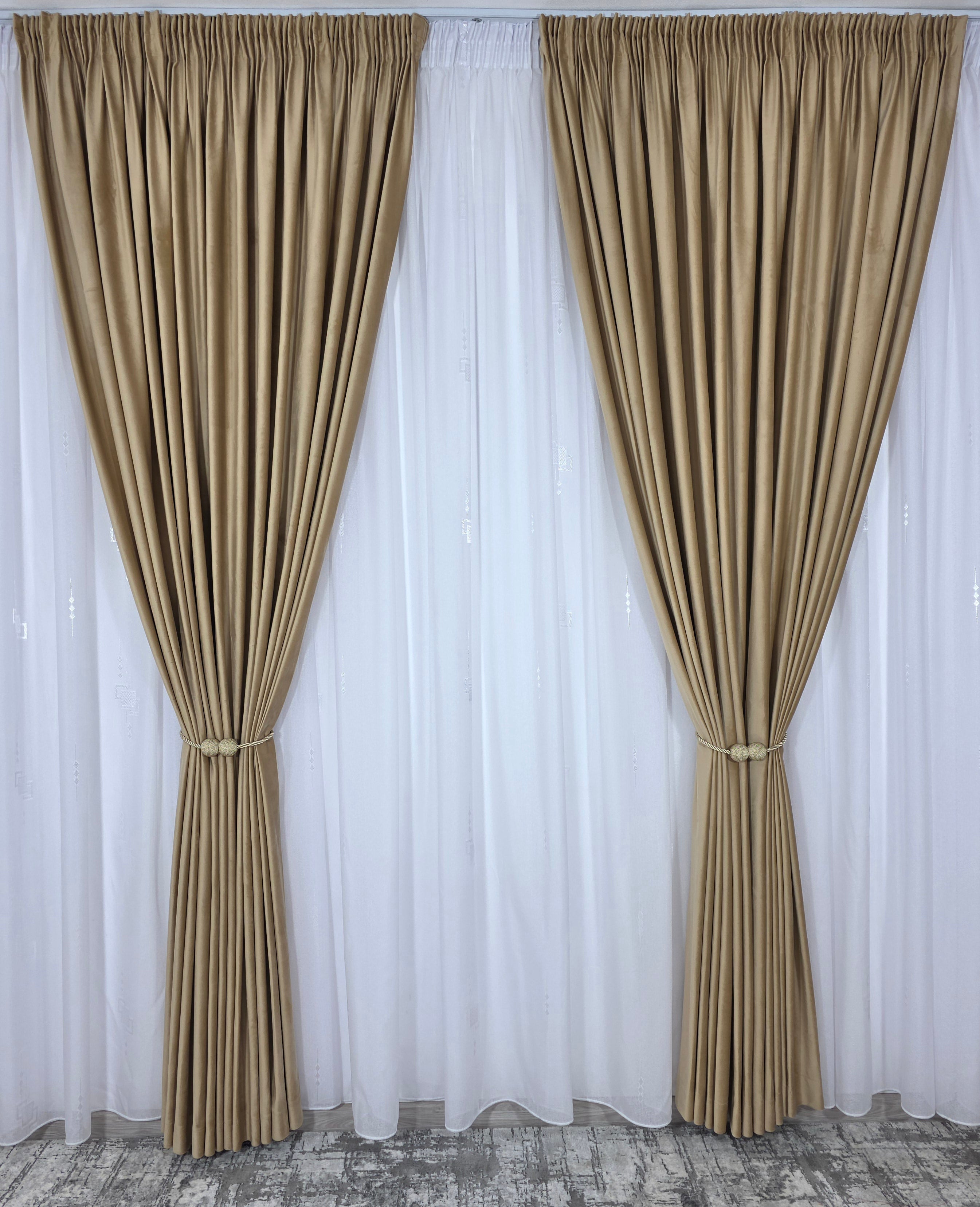 Set Alina: perdea in cristal alb cu forme geometrice si draperie catifea miere