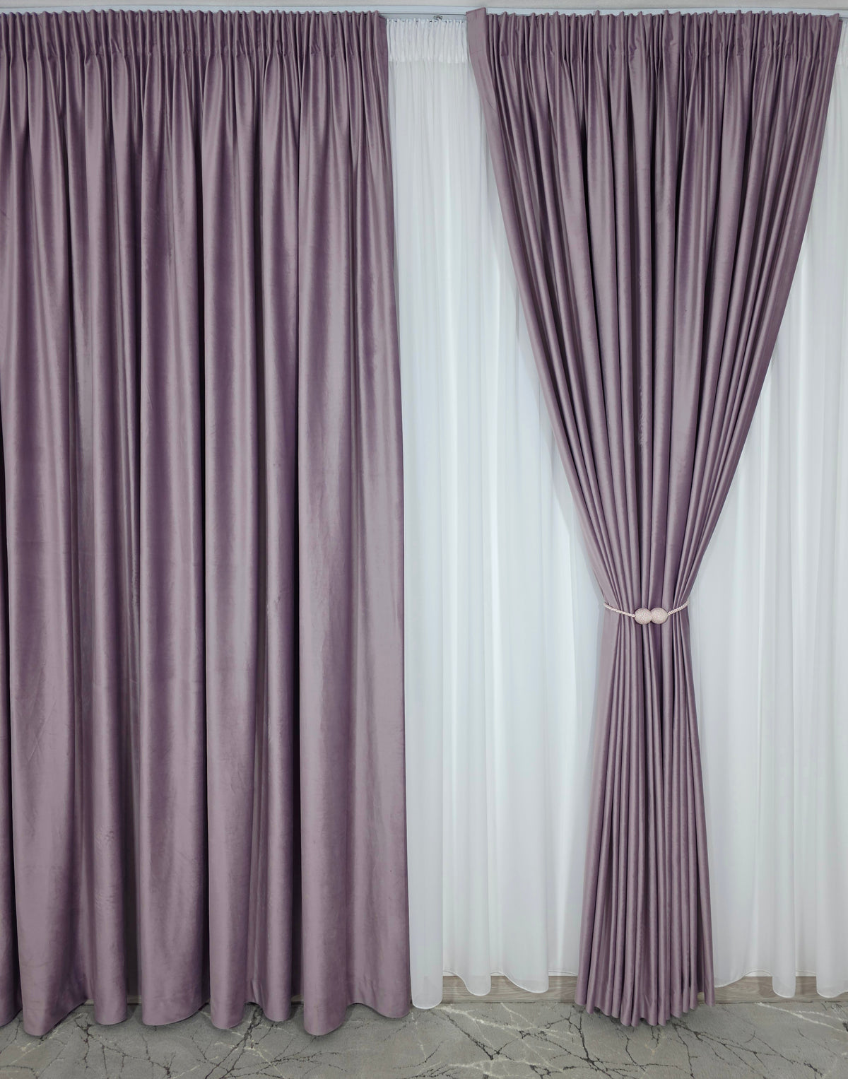 Set Perdea Voal Alb si Draperie Catifea Roz Pudra– Ideal pentru Livinguri si Dormitoare in nuante de alb, roz,crem sau gri – Confectionat pe Comanda Casablanca Magazin