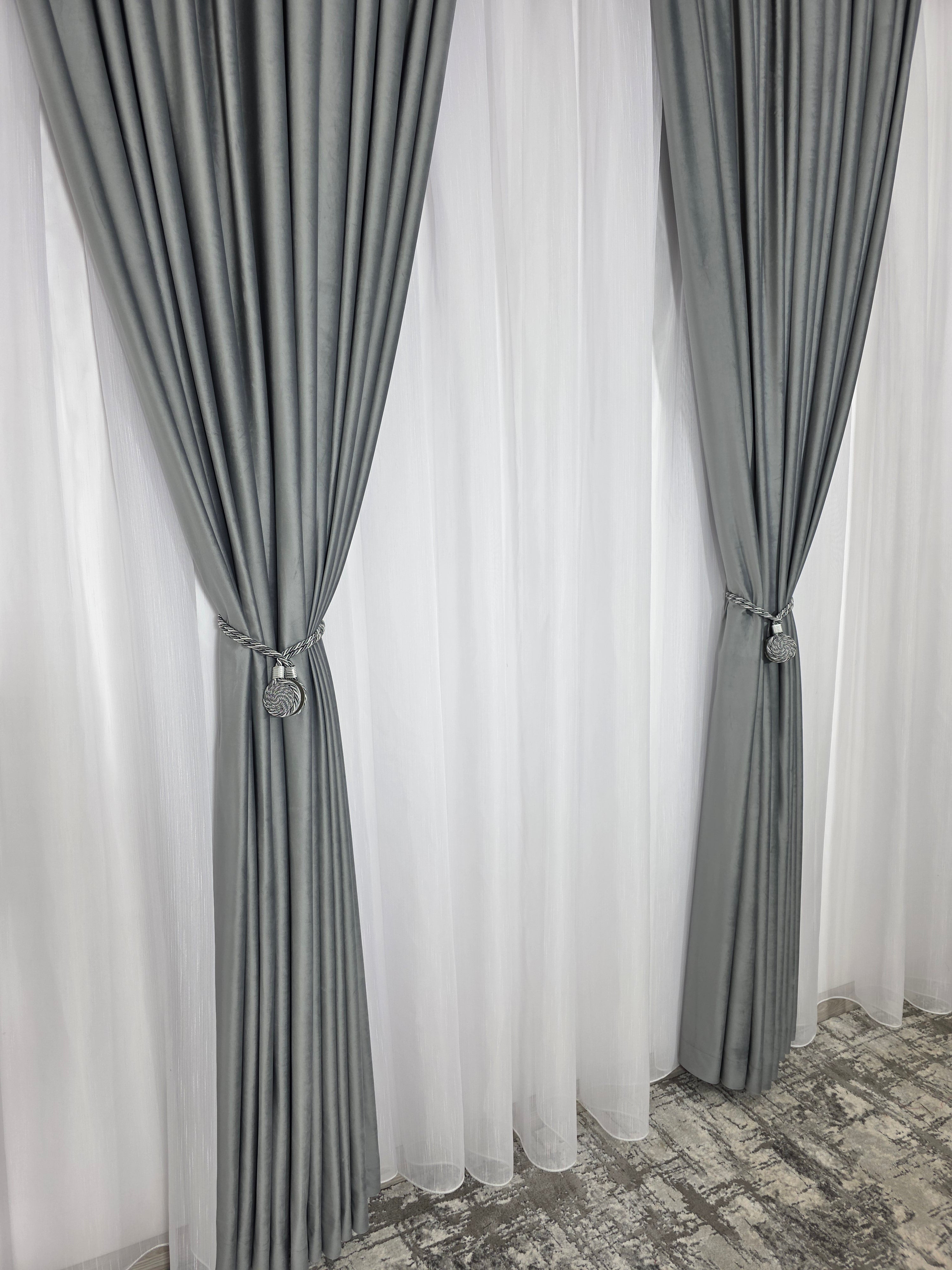 Set Lara: perdea alba sable si draperie catifea gri deschis