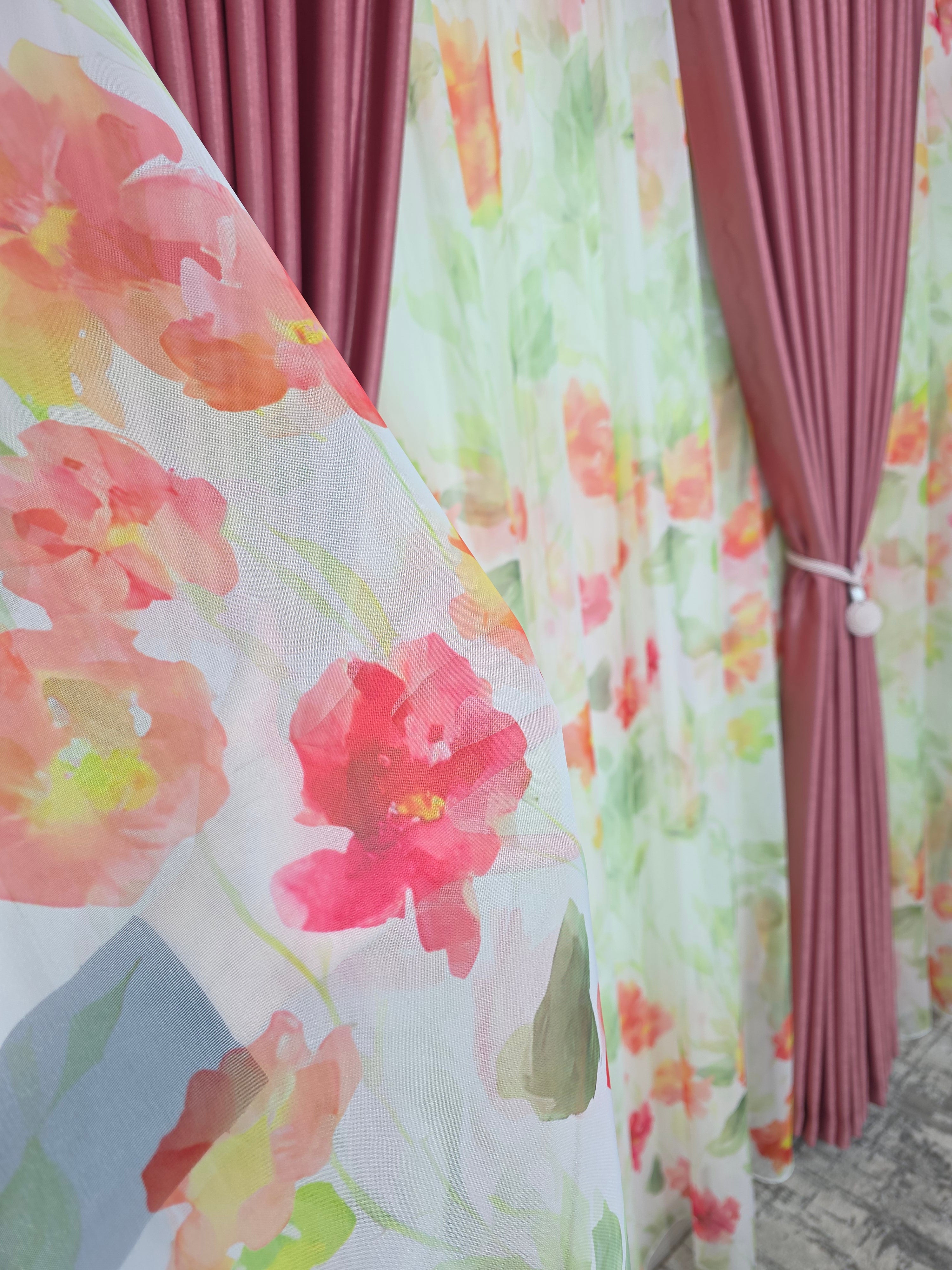 Set Petal Roz: Perdea Din Voal Cu Model Floral Si Draperie Soft Roz Semi-Opaca