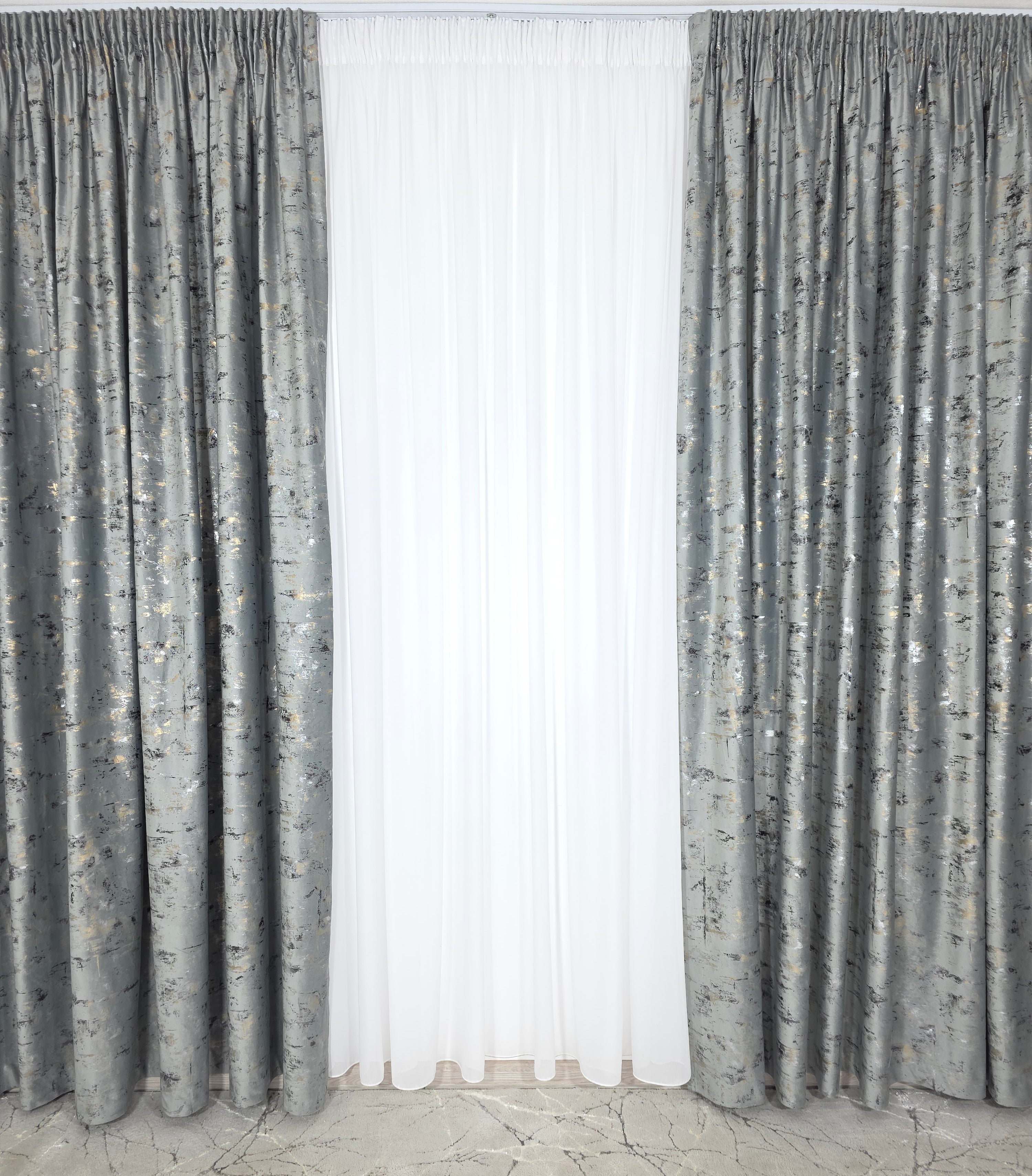 Colectia Elegance: Perdea Voal Premium Si Draperie Catifea Gri Mediu Cu Insertii model Golden