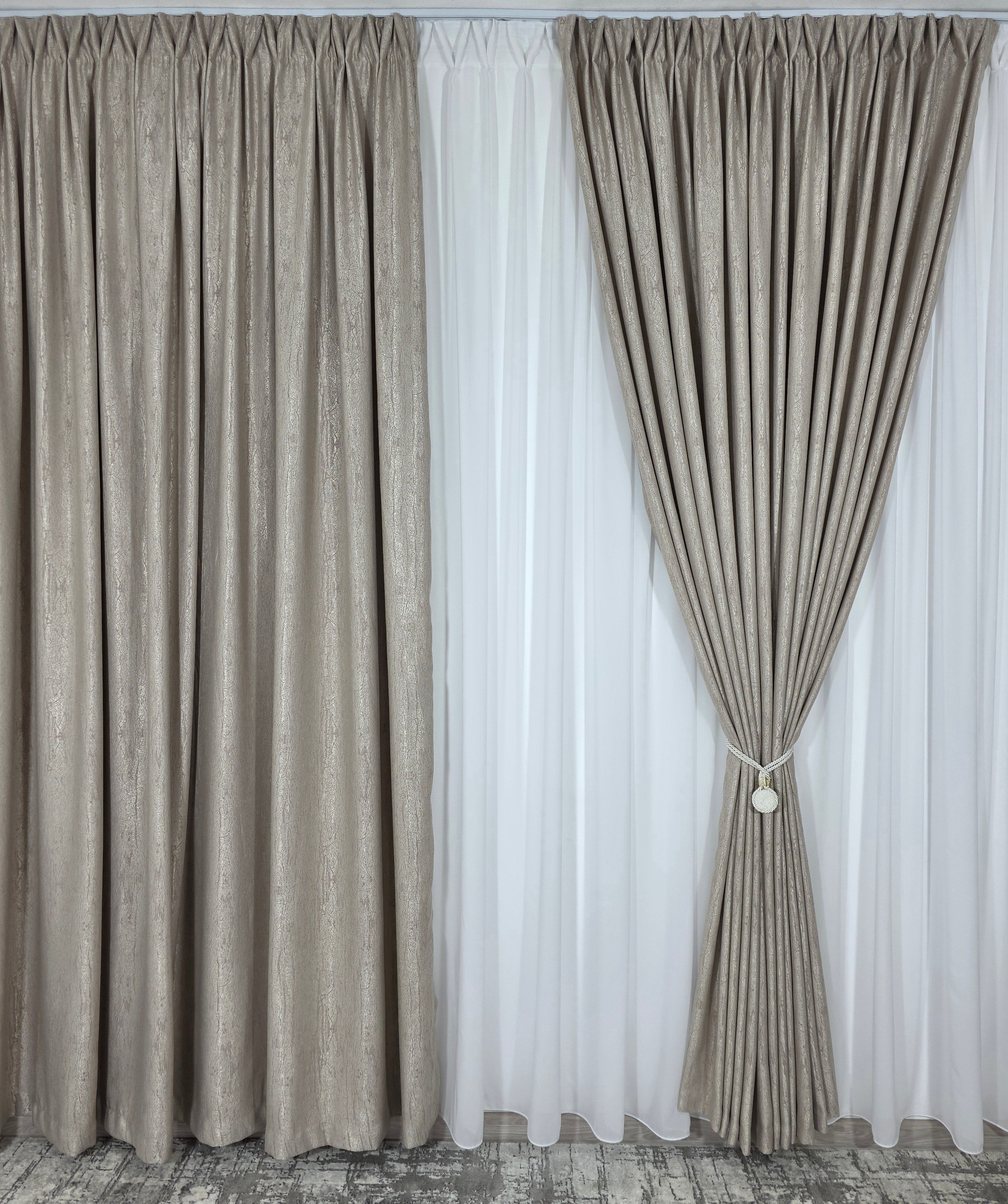 Colectia Lucy: perdea alba simpla voal si draperie bej cu model de vopsea decorativa