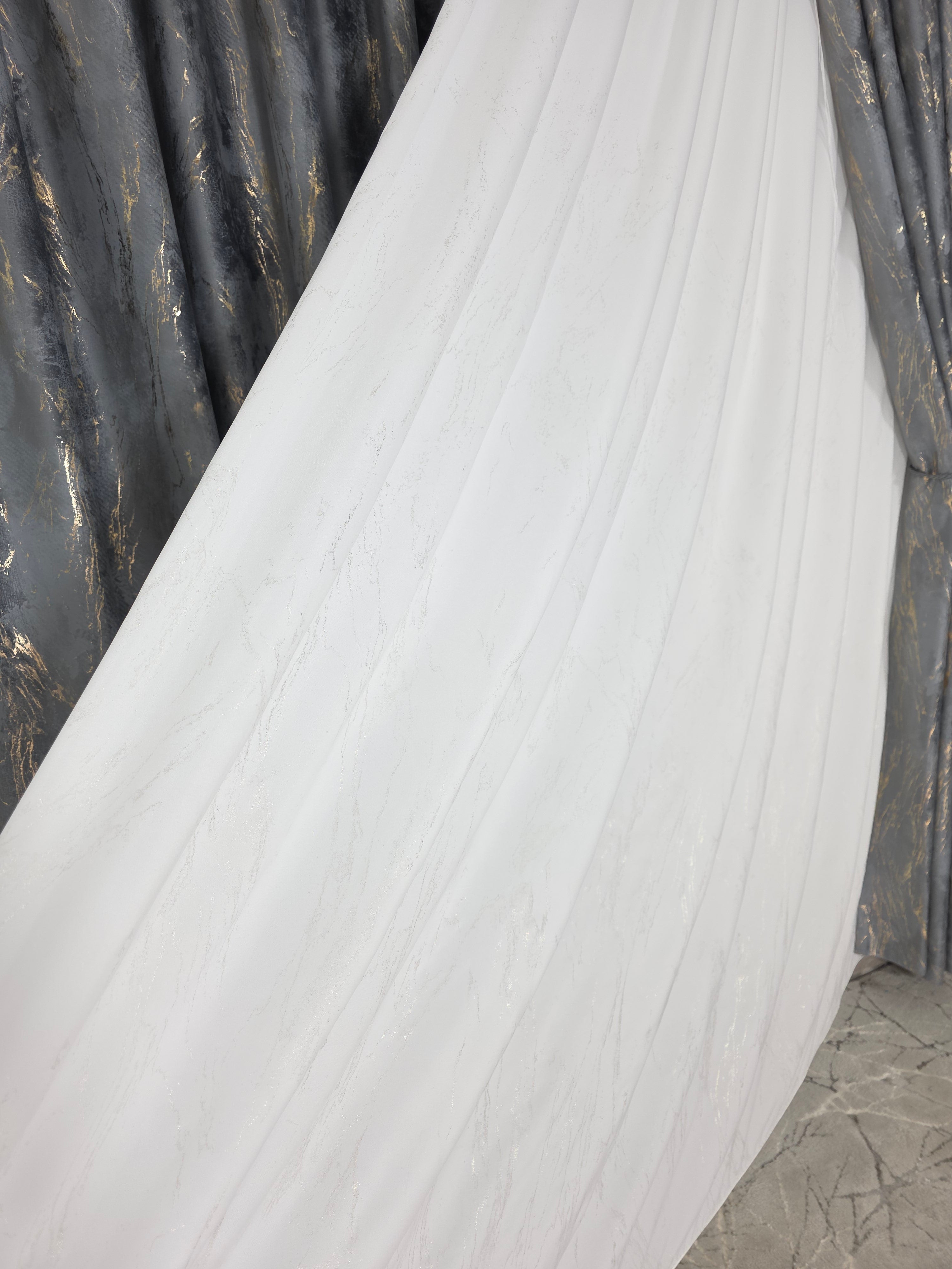 Colectia Venetia: perdea din matase cu insertii aurii varianta 3 si draperie din catifea cu insertii aurii - Gri inchis
