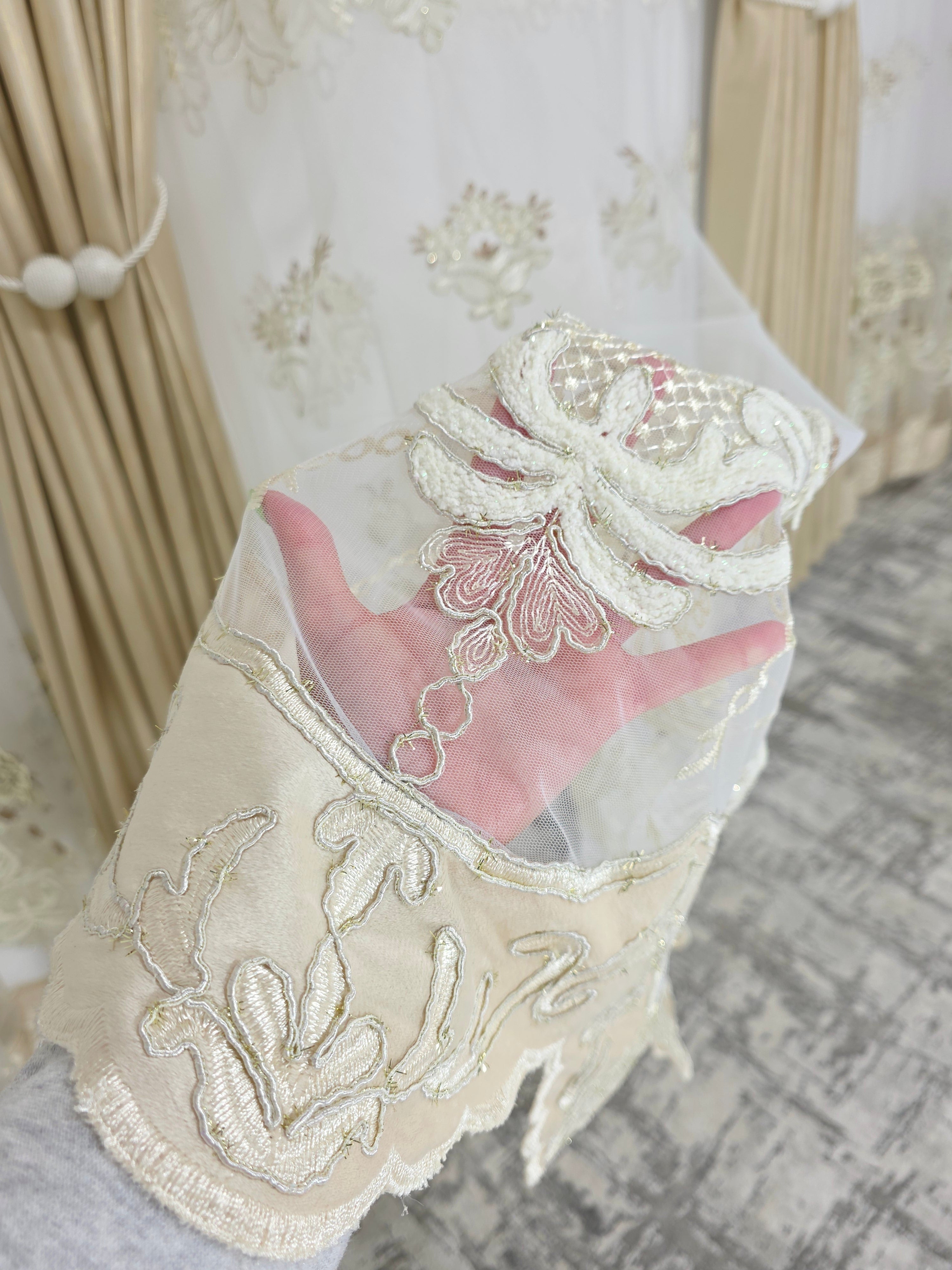 Set Luminita: Perdea Lux Cu Broderie 3d Crem Si Draperie Rolex Din Catifea Crem Auriu Cu Sclipici Auriu