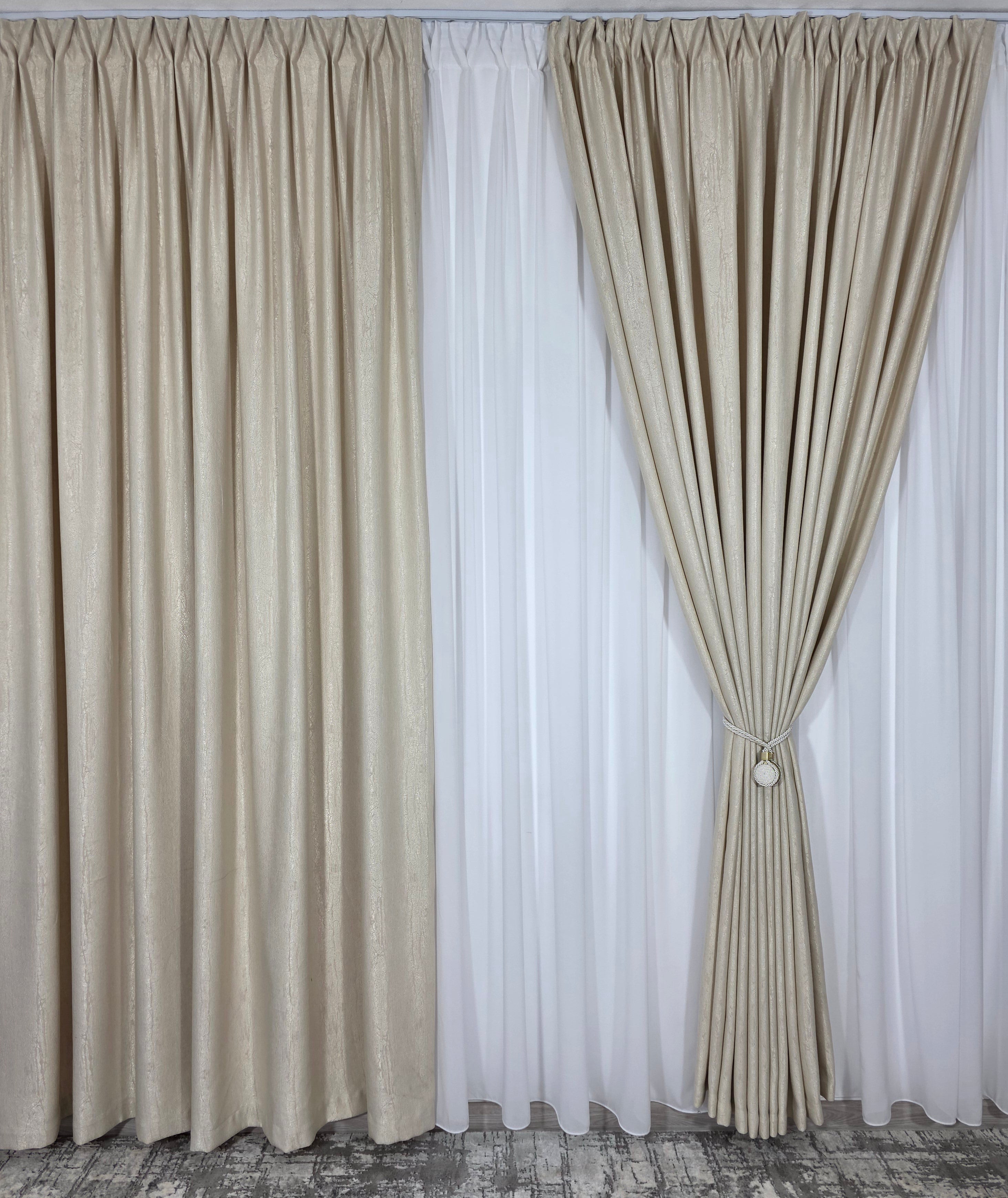 Colectia Lucy: perdea alba simpla voal si draperie crem cu model de vopsea decorativa