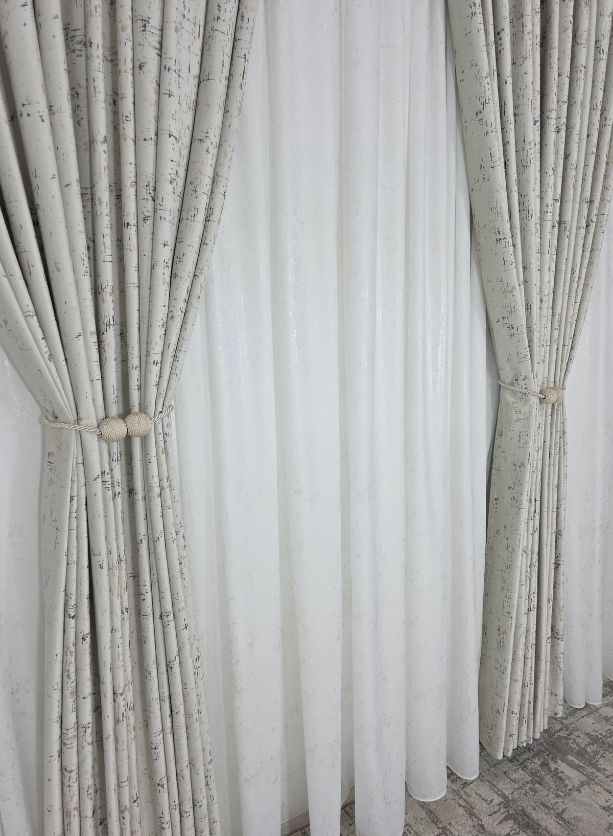 Colectia Royal: Perdea Alba Din Matase Cu Insertii Aurii Varianta 2 Si Draperie Catifea Crem Cu Insertii