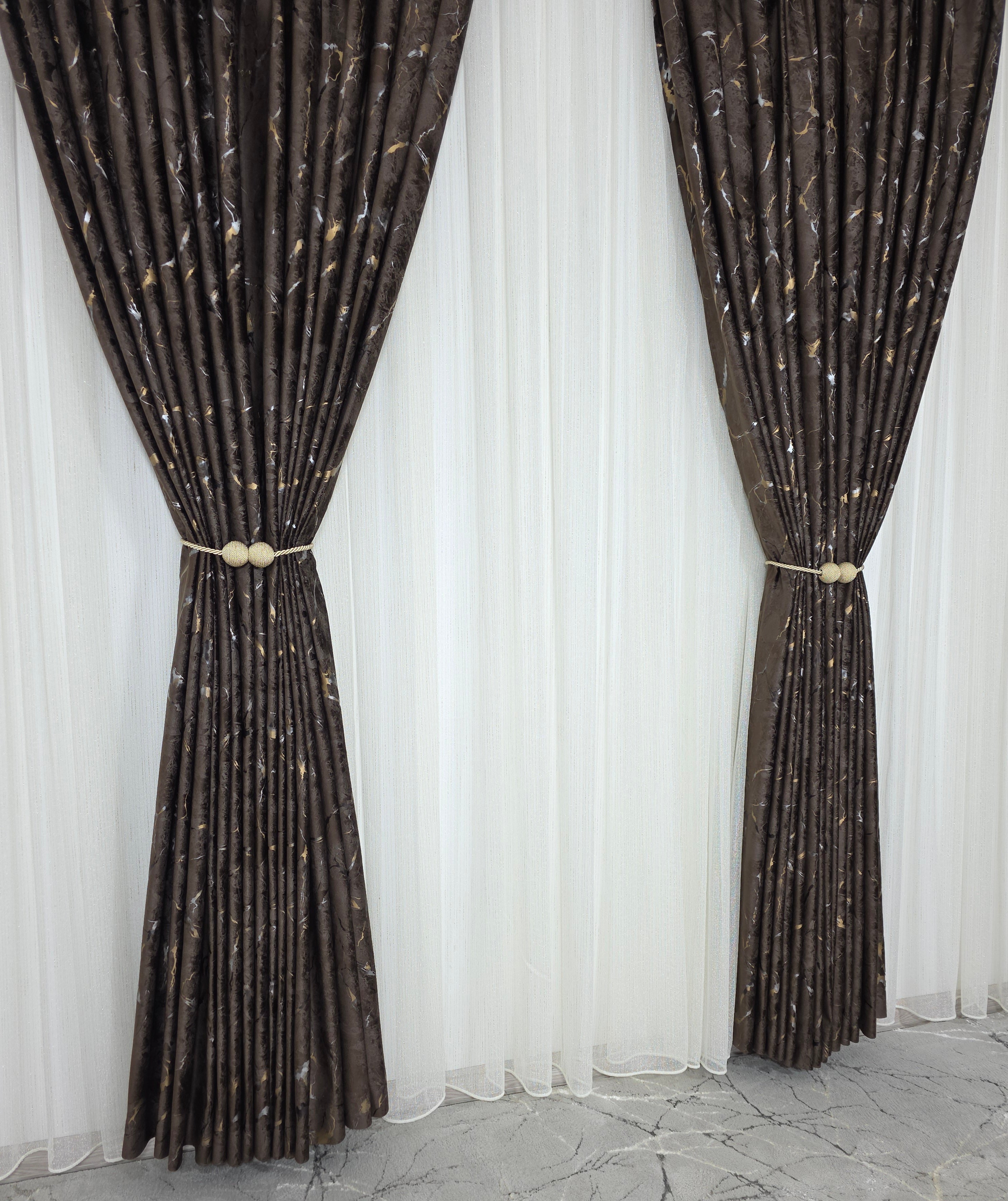 Colectia Majestic: Perdea Crem Din Borangic Cu Sidef Auriu Si Draperie Catifea Maro Cu Insertii