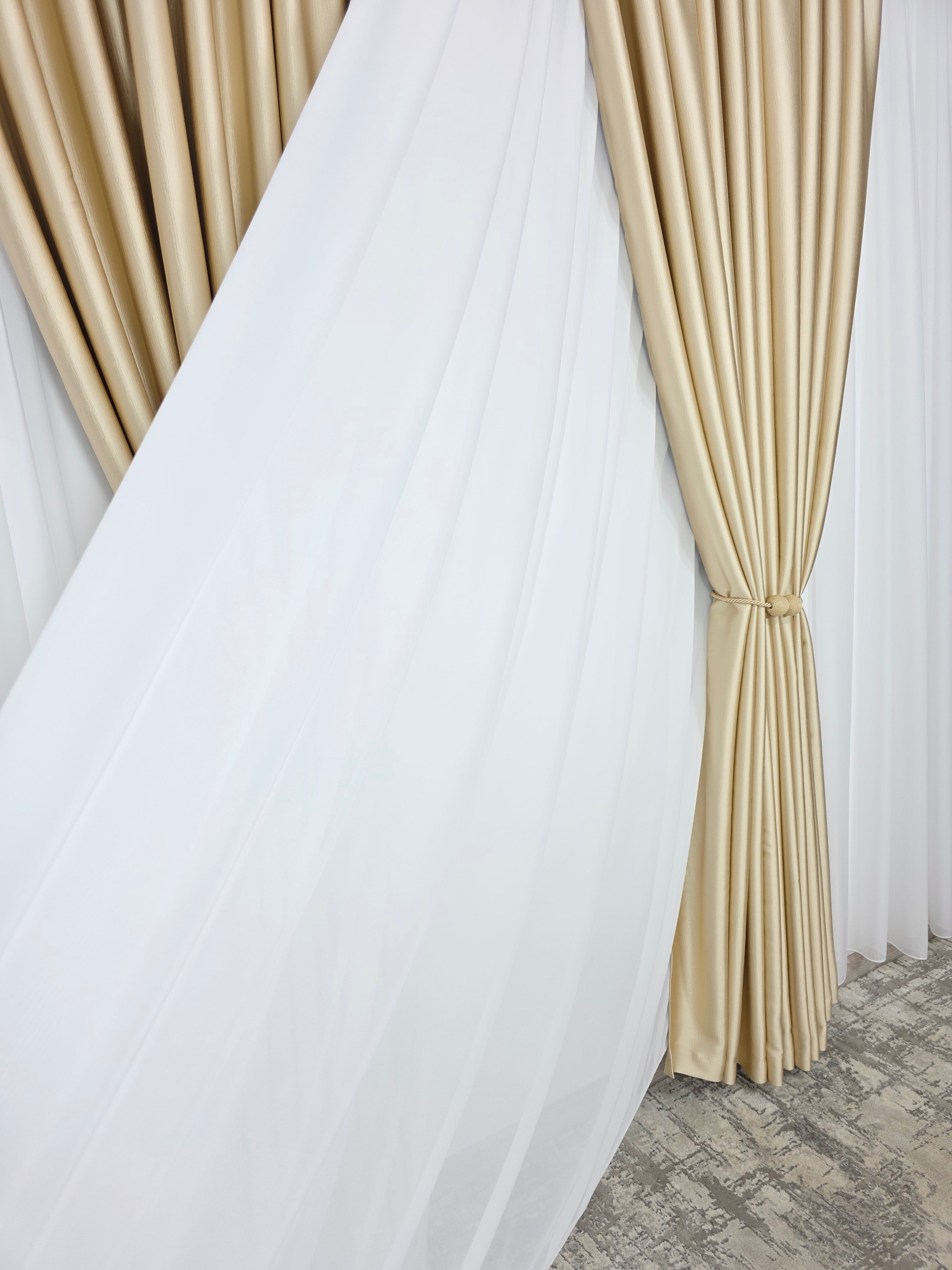 Colectia Noapte-Zi: Perdea voal alb premium si Draperie Paris blackout 100% opaca pe culoarea crem-auriu