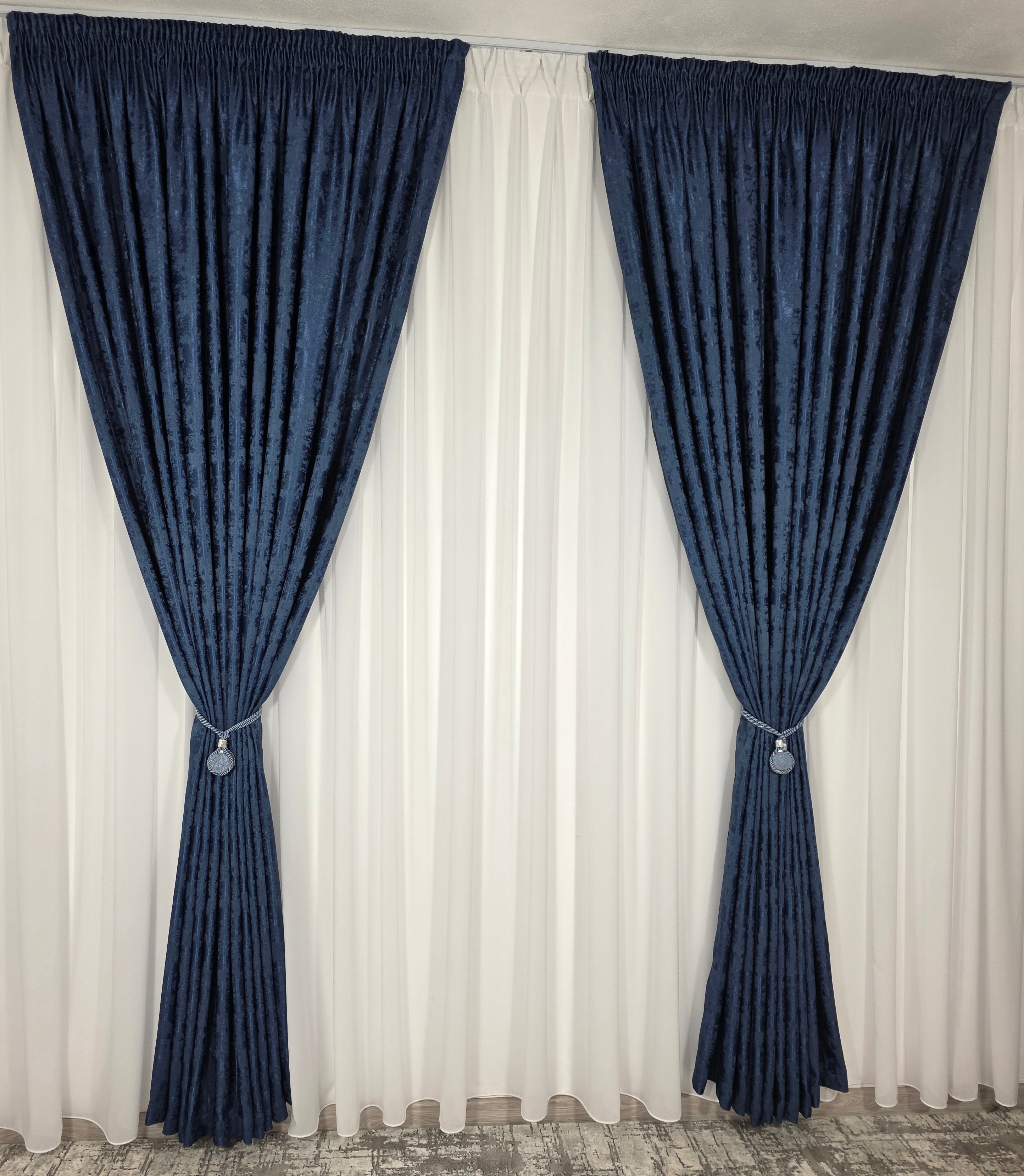 Colectia Decorativa: Perdea Ivoire Simpla si Draperie Tip Vopsea-Albastru Inchis