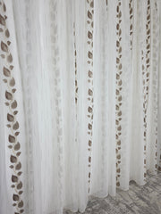 Set Calin: Perdea Sable Crem Cu Frunze Maro Si Draperie Blackout Catifea Maro