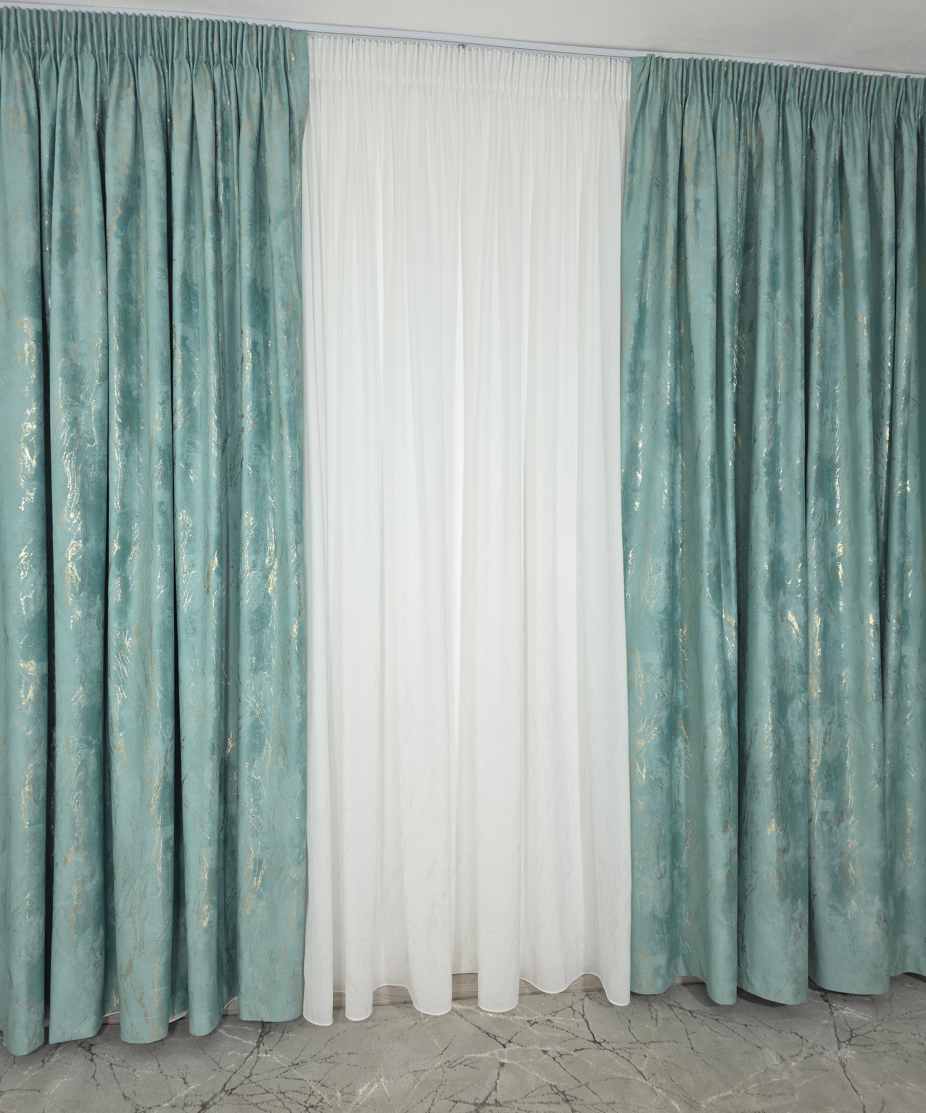 Colectia Venetia: perdea din matase cu insertii aurii varianta 3 si draperie din catifea cu insertii aurii - Verde Menta