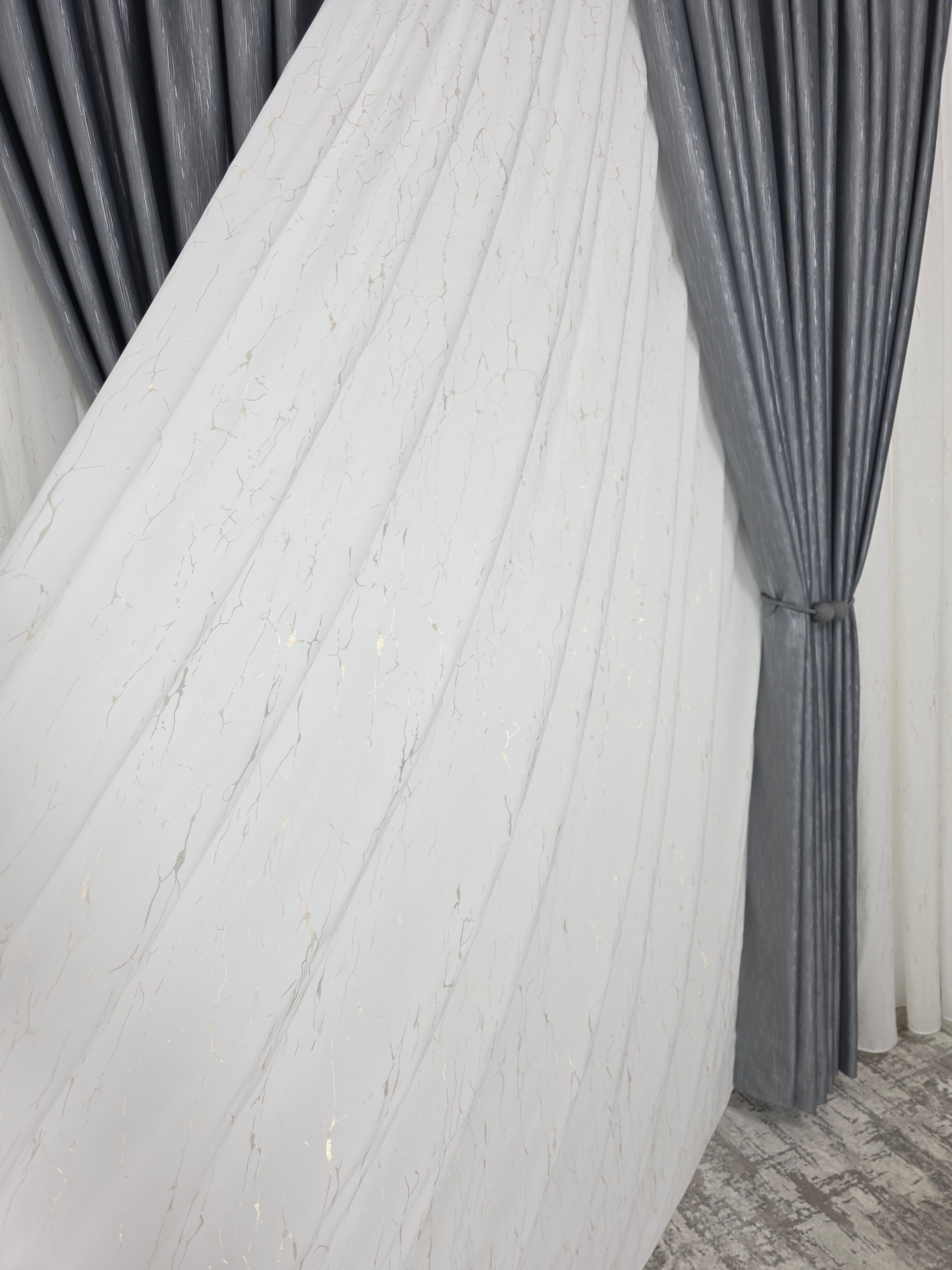 Colectia Valencia: Perdea Alba Din Matase Cu Insertii Aurii Varianta 1 Si Draperie Rolex Catifea Gri Cu Sclipici Auriu