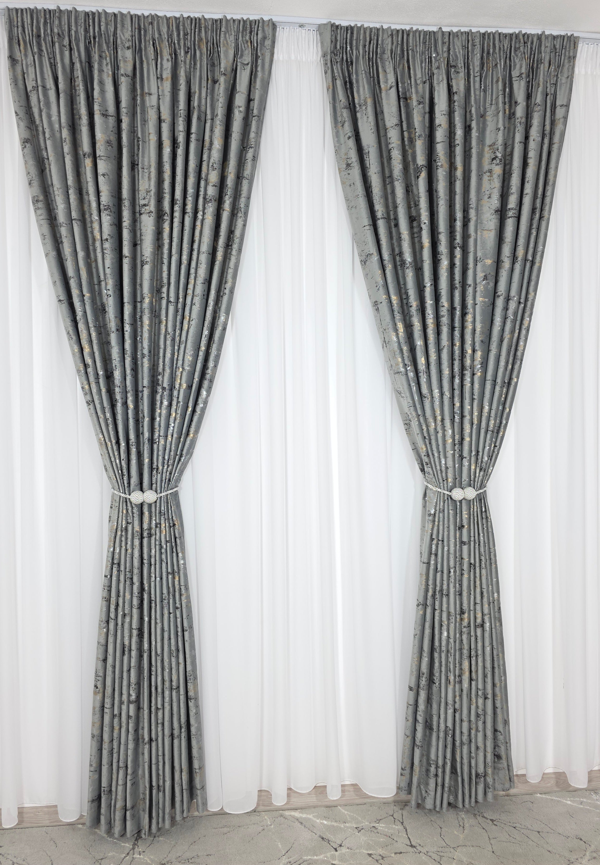 Colectia Elegance: Perdea Voal Premium Si Draperie Catifea Gri Mediu Cu Insertii model Golden