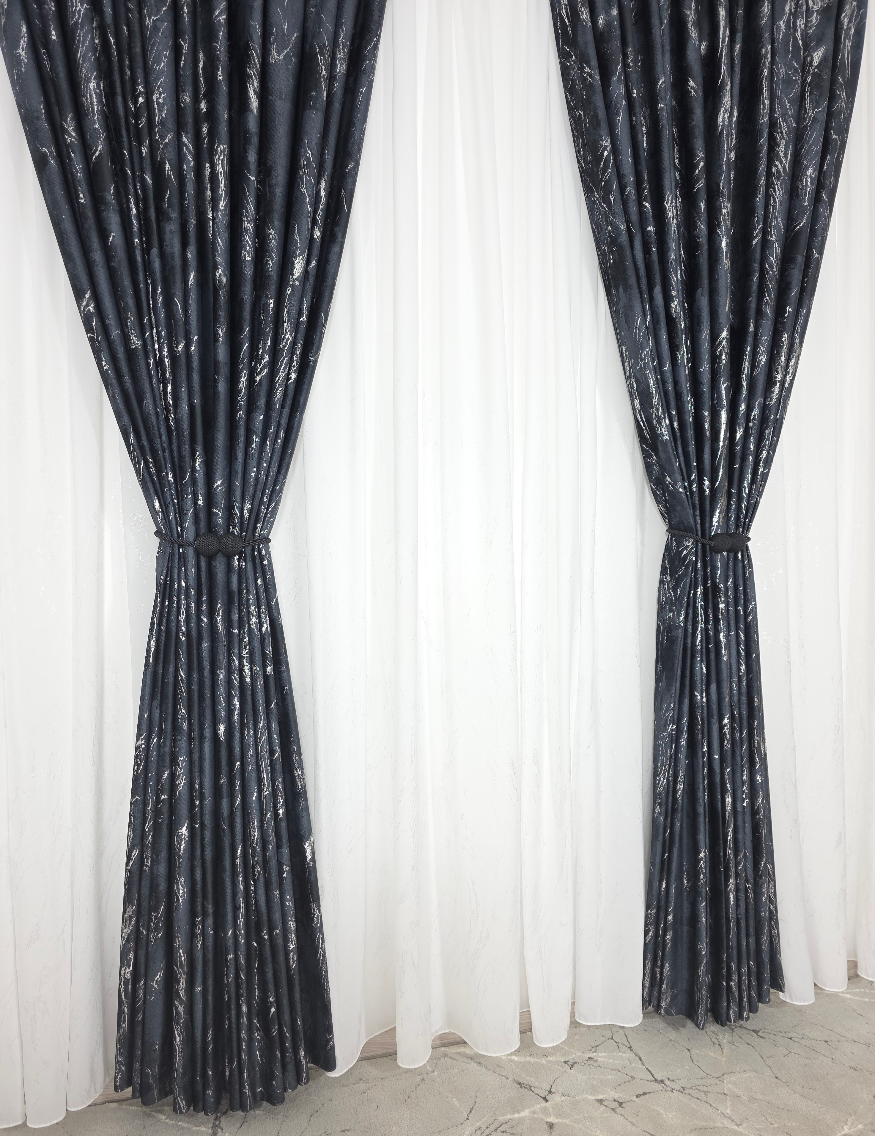 Colectia Venetia: perdea din matase cu insertii argintii varianta 3 si draperie din catifea cu insertii argintii - Negru