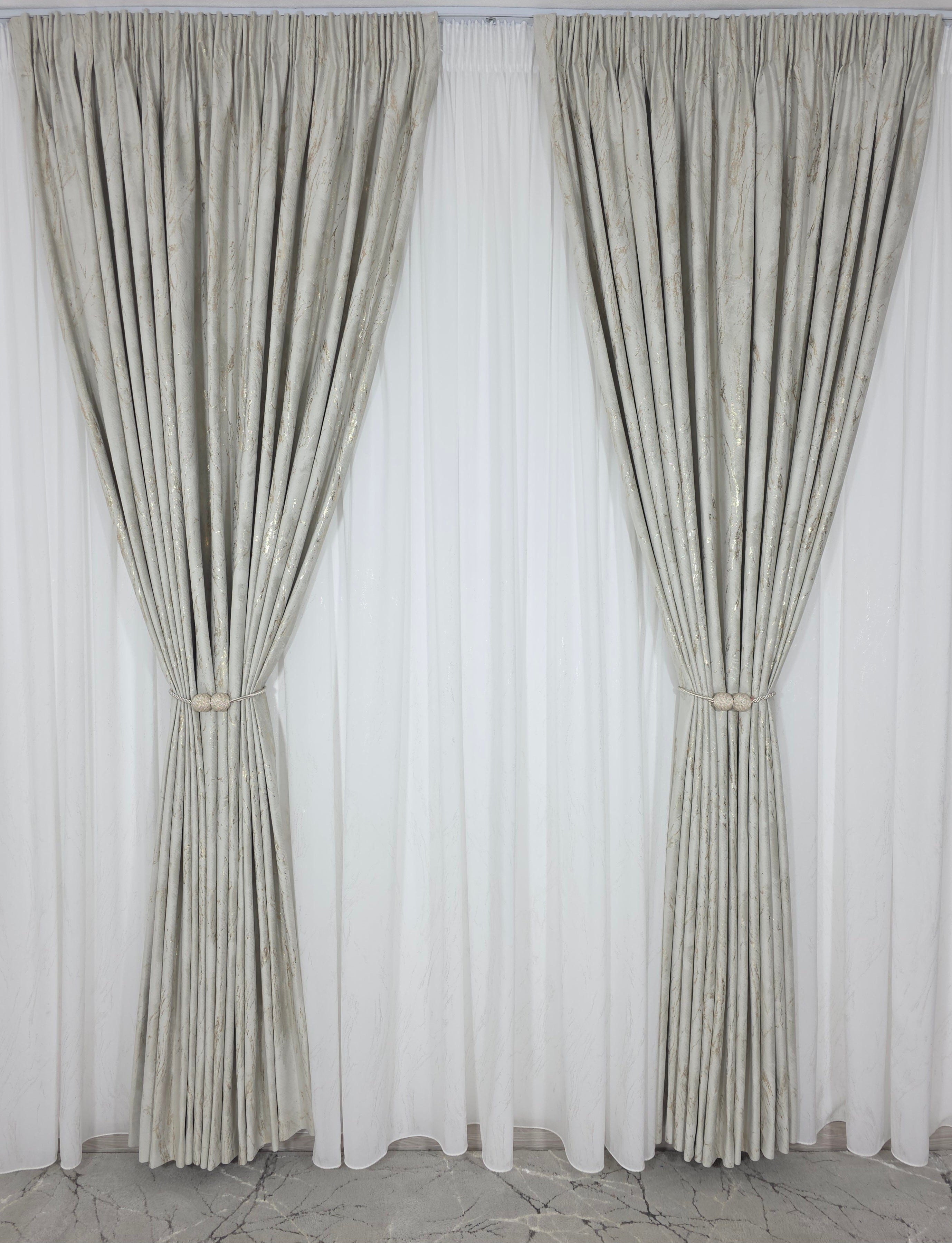 Colectia Venetia: perdea din matase cu insertii aurii varianta 3 si draperie din catifea cu insertii aurii - Ivoire
