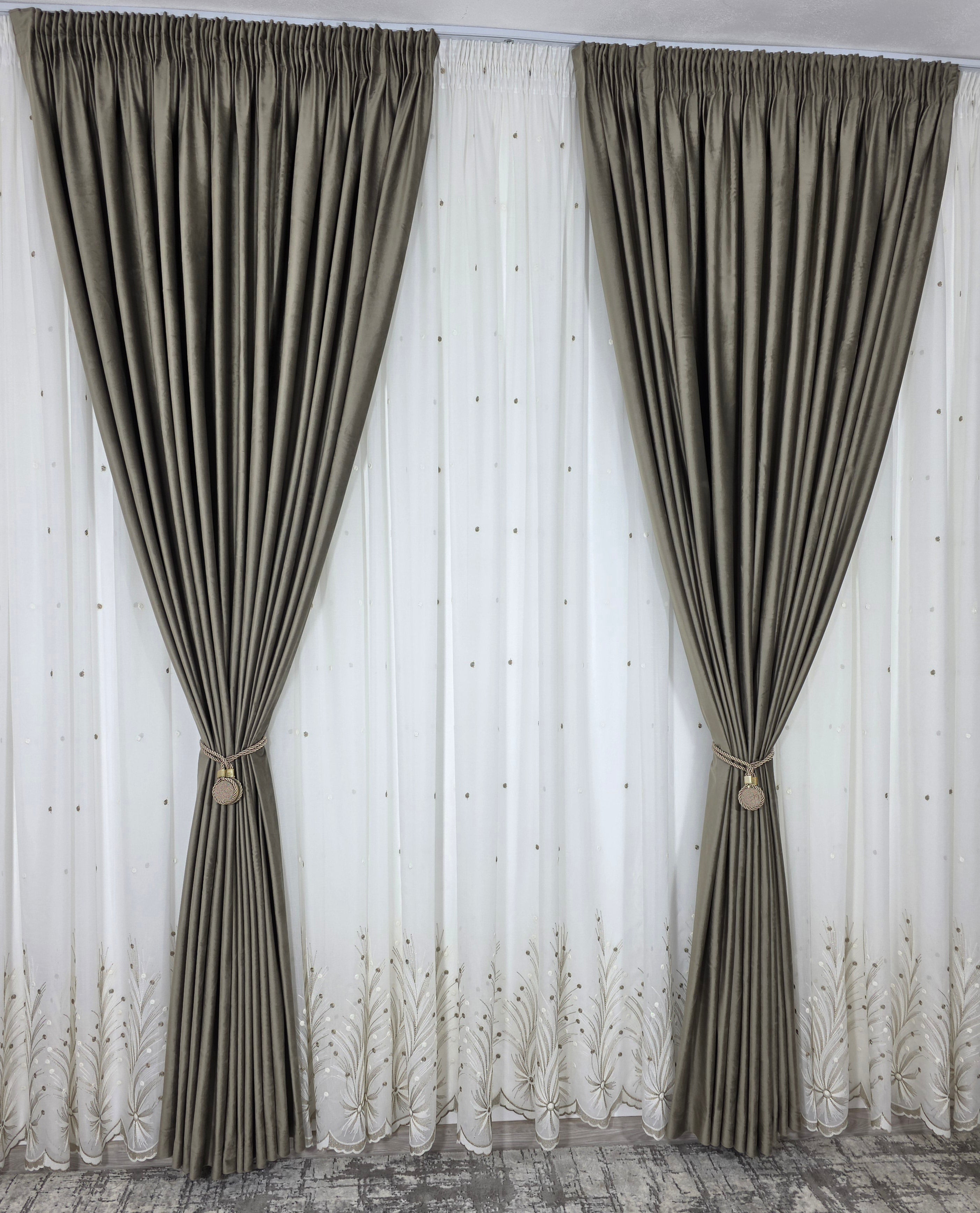Set Gabriela: perdea ivoire in cristal cu broderie bej si draperie catifea bej inchis