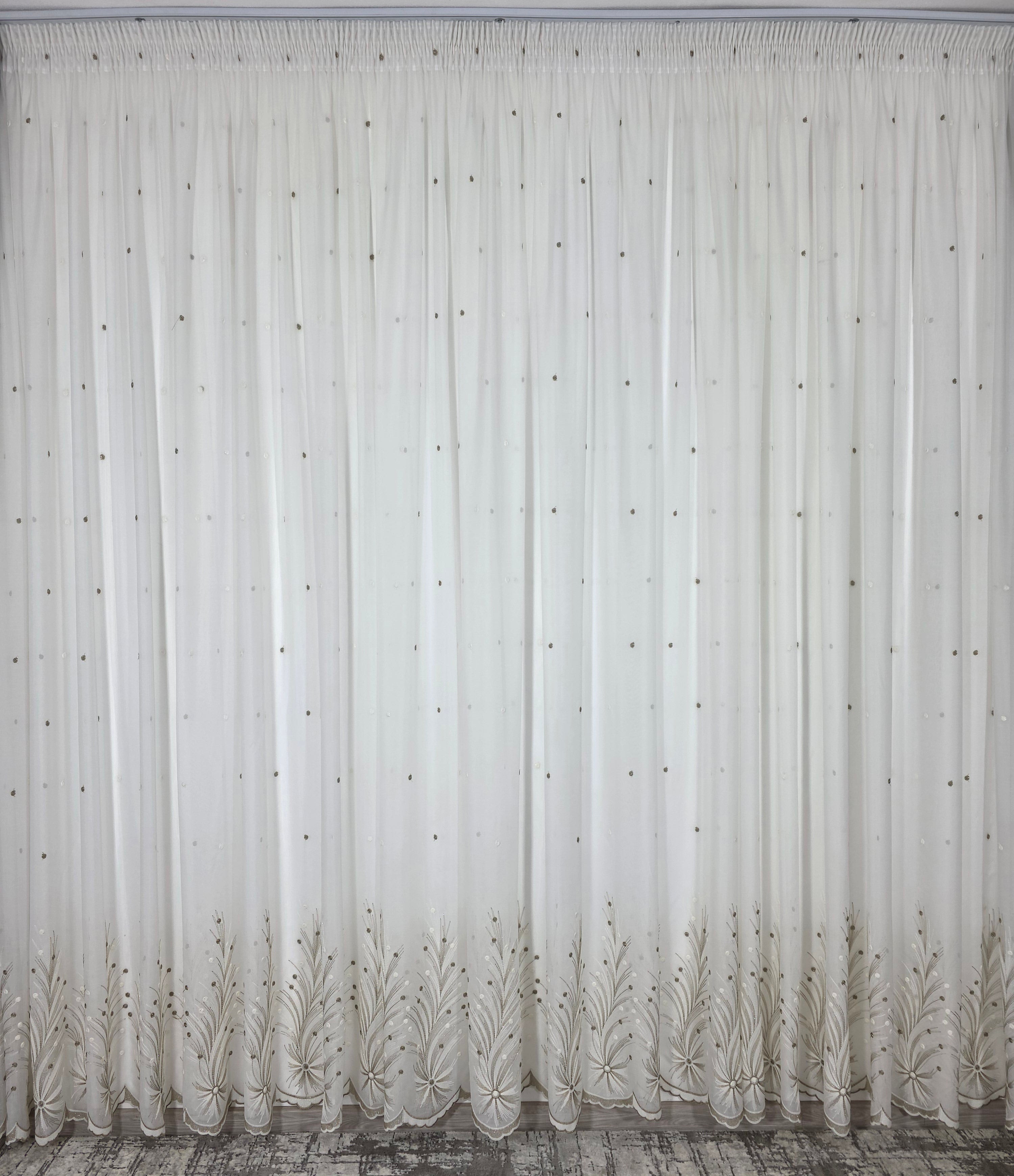 Set Gabriela: perdea ivoire in cristal cu broderie bej si draperie catifea bej inchis