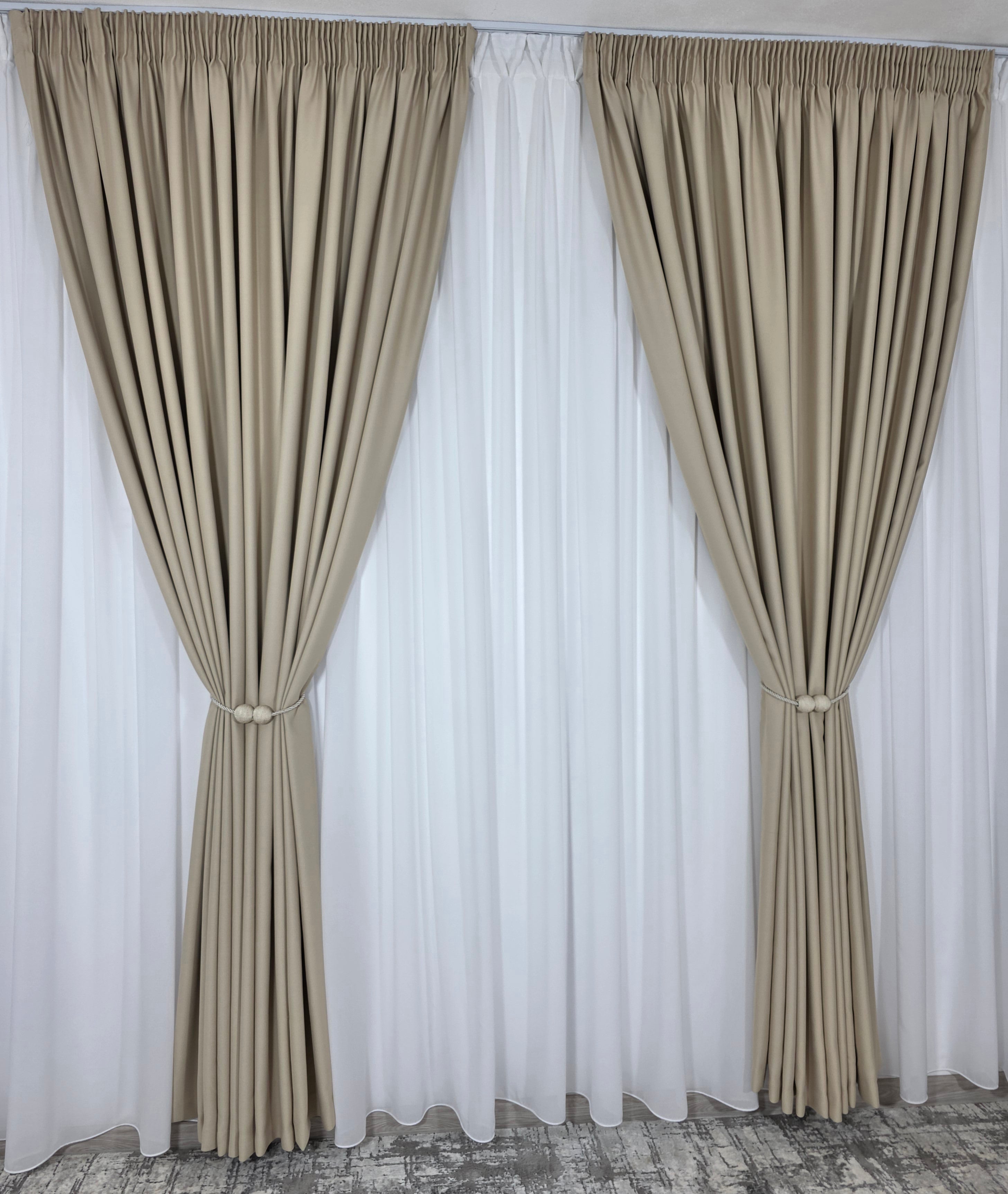 Colectia Blackout: Perdea Din Matase Alba Si Draperie Crem Blackout 80%