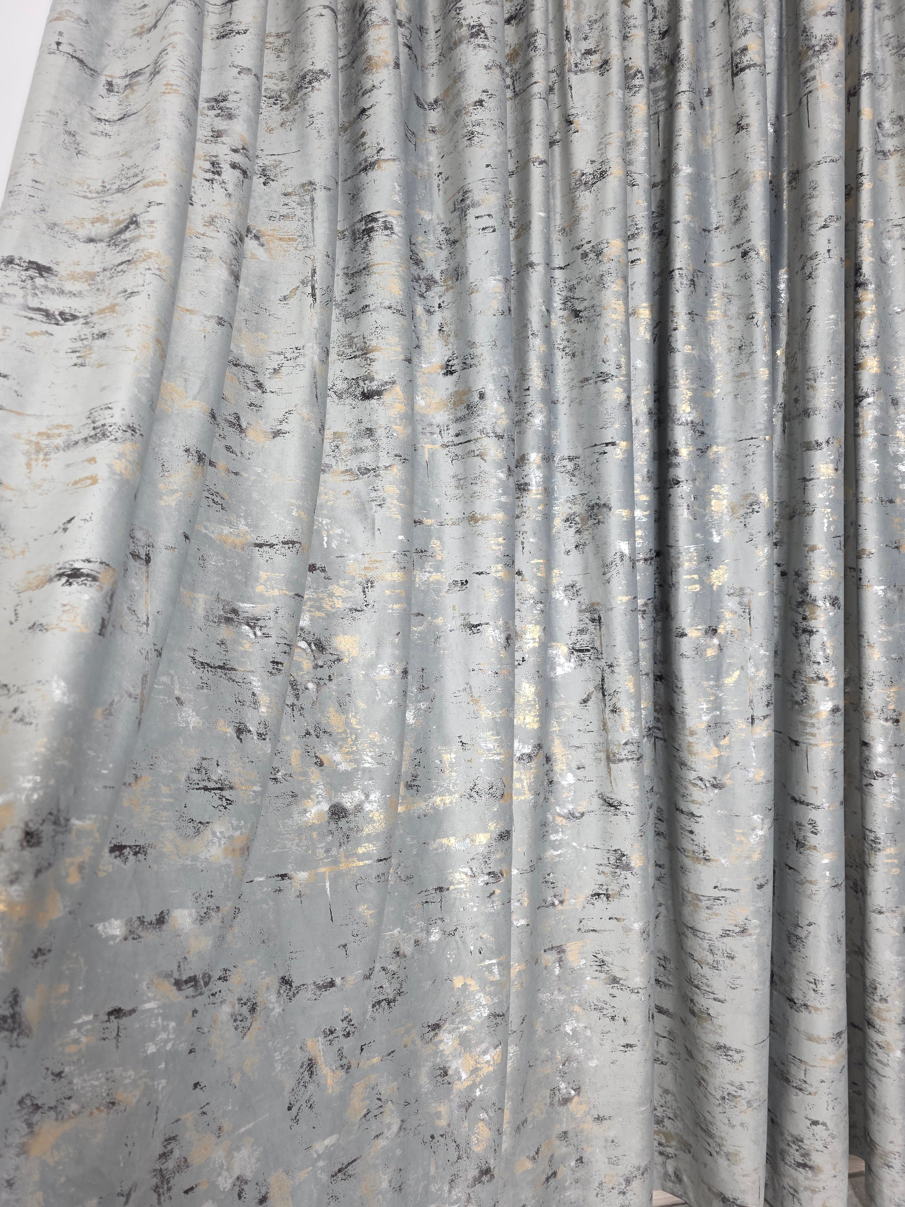 Colectia Elegance: Perdea Voal Premium Si Draperie Catifea Gri Mediu Cu Insertii model Golden