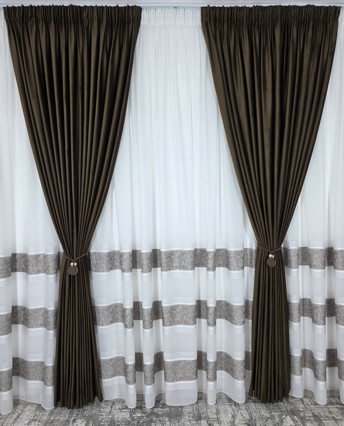 Set Rafaela – Perdea din In Cristal cu Benzi Capucino si Draperie Catifea Maro – ideal pentru livinguri cu canapele crem, bej sau cappuccino si mobilier maro sau lemn natur, confectionat pe comanda