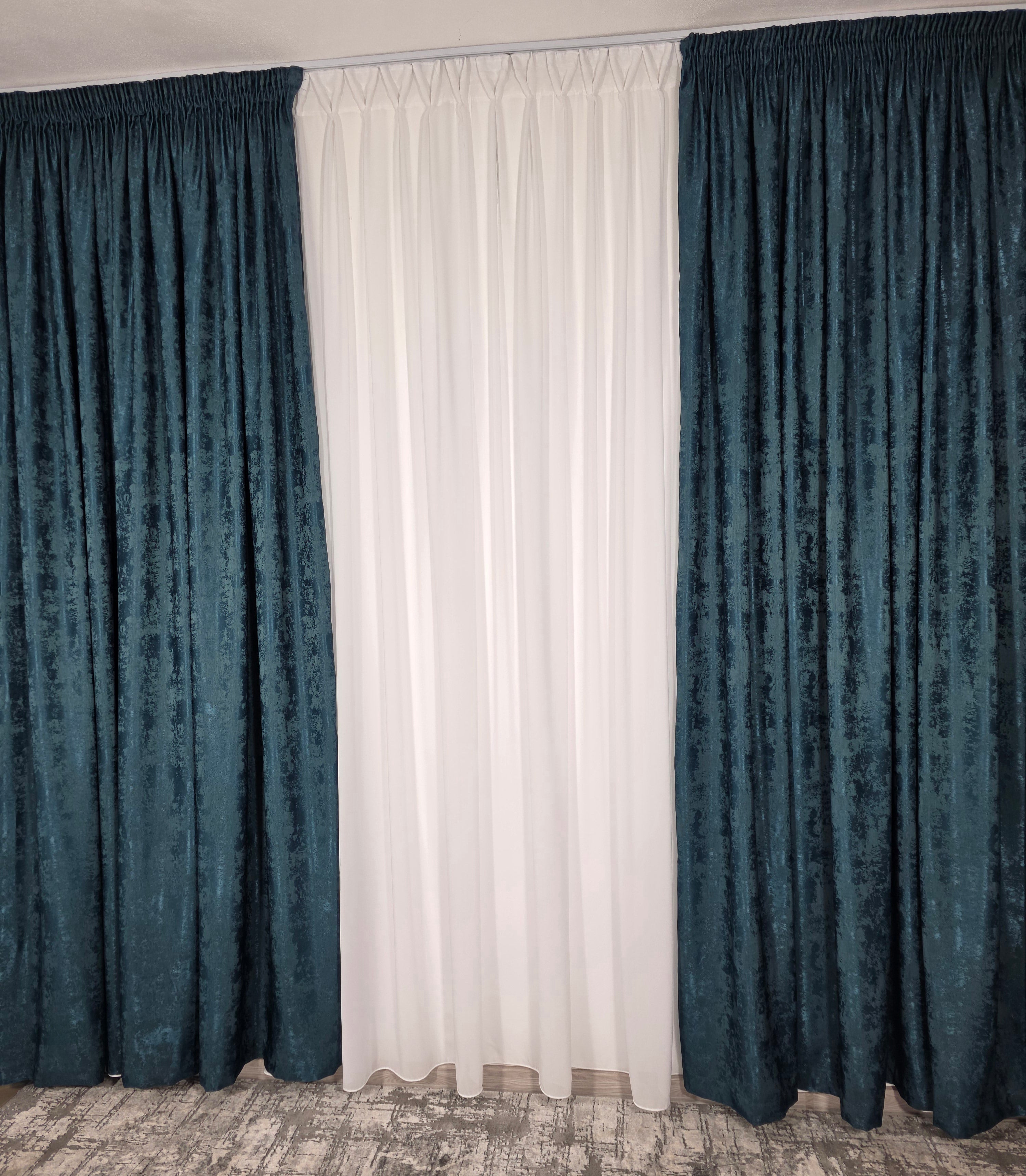 Colectia Decorativa: Perdea Alba Simpla si Draperie Tip Vopsea-Turcoaz Inchis