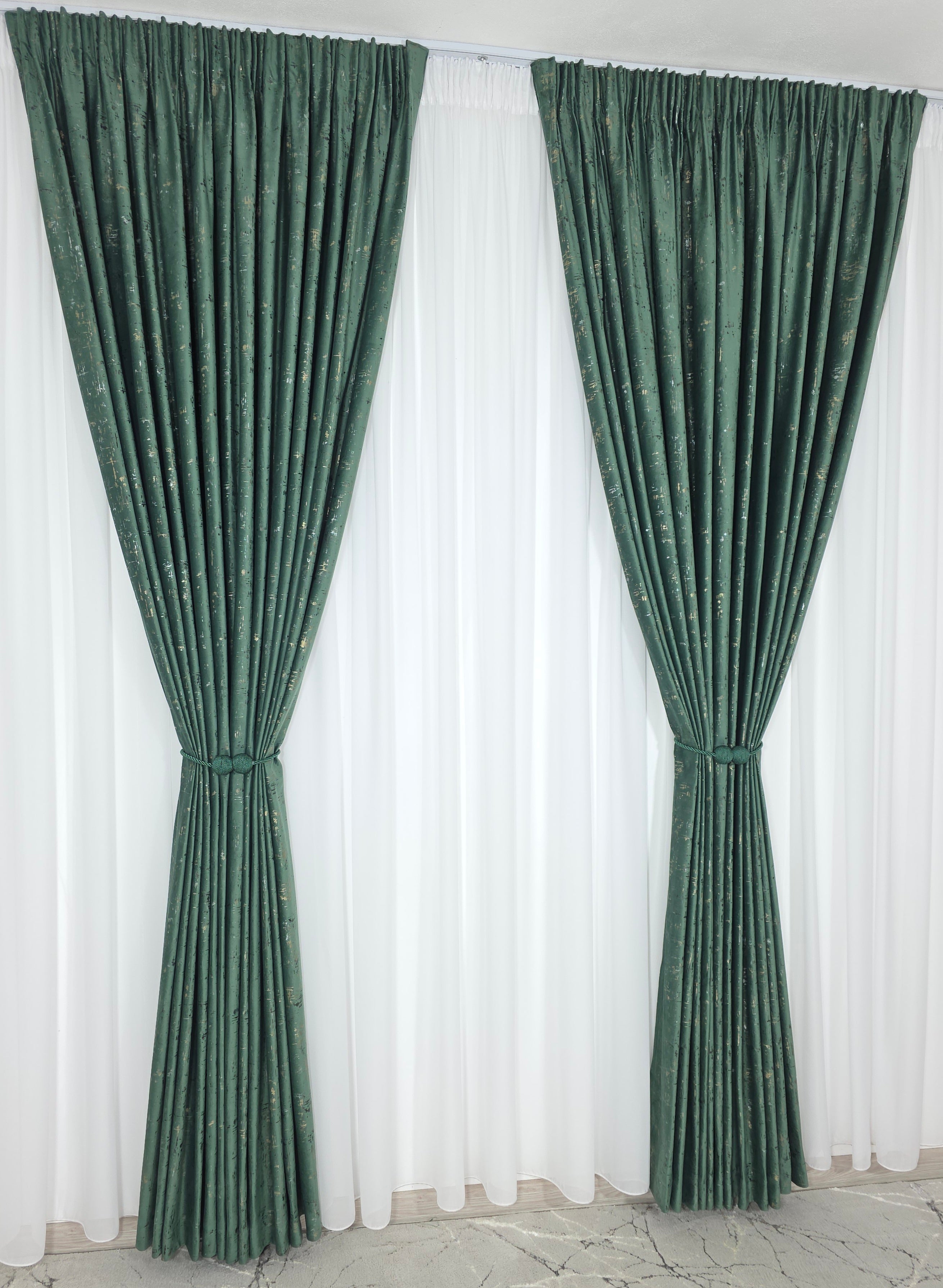 Set Esmeria : Perdea Voal Premium Si Draperie Catifea Verde Smarald Cu Insertii