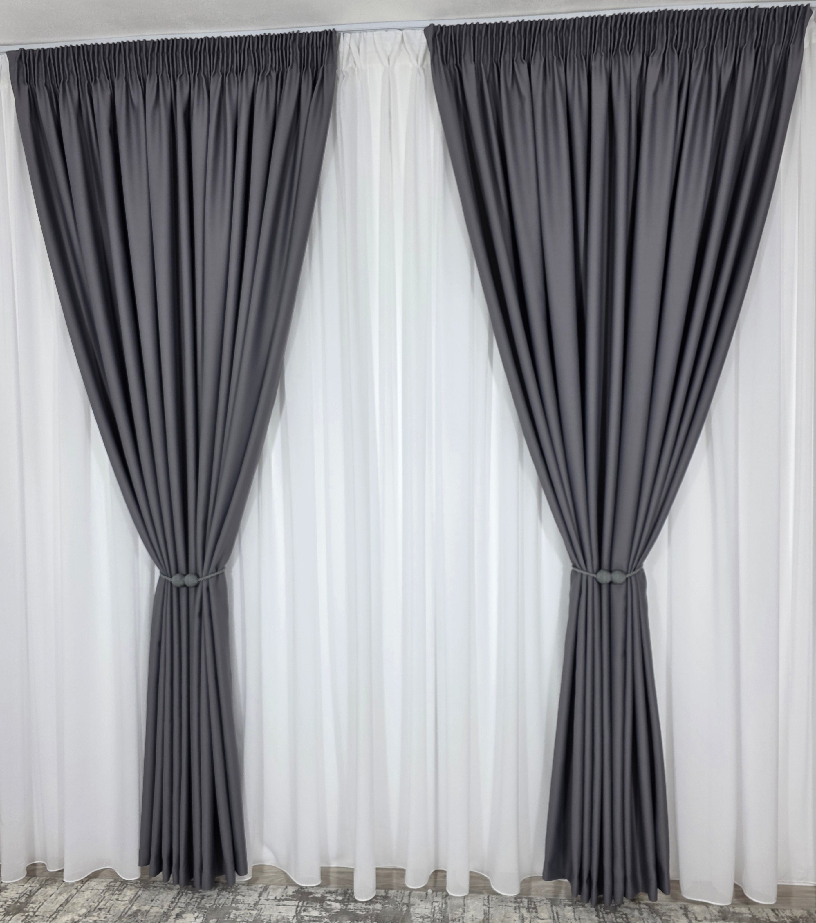 Colectia Blackout: Perdea Matase Alba Si Draperie Gri Inchis Blackout 98%