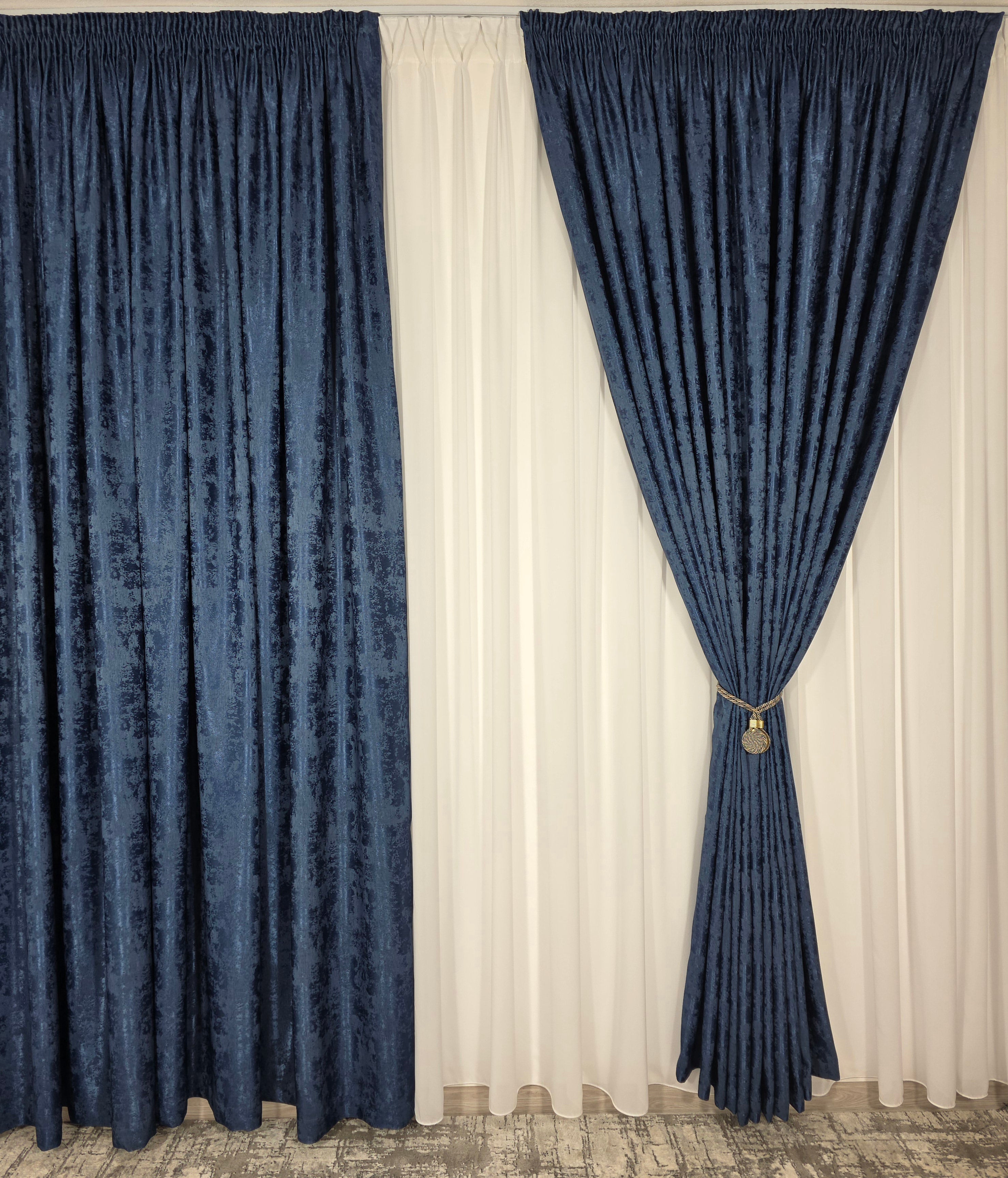 Colectia Decorativa: Perdea Ivoire Simpla si Draperie Tip Vopsea-Albastru Inchis