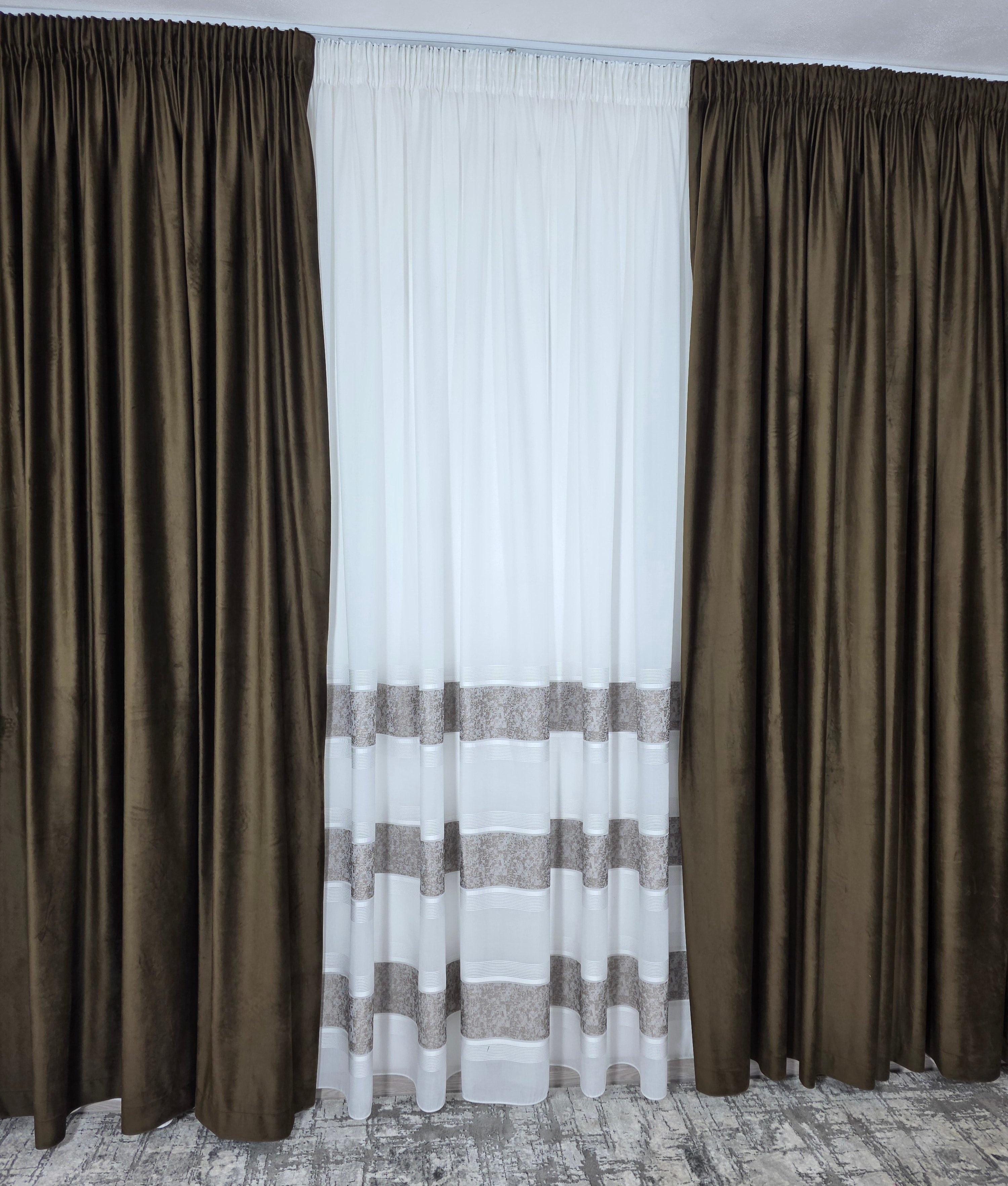 Set Rafaela: perdea din in cristal cu benzi capucino si draperie catifea maro blackout 90%