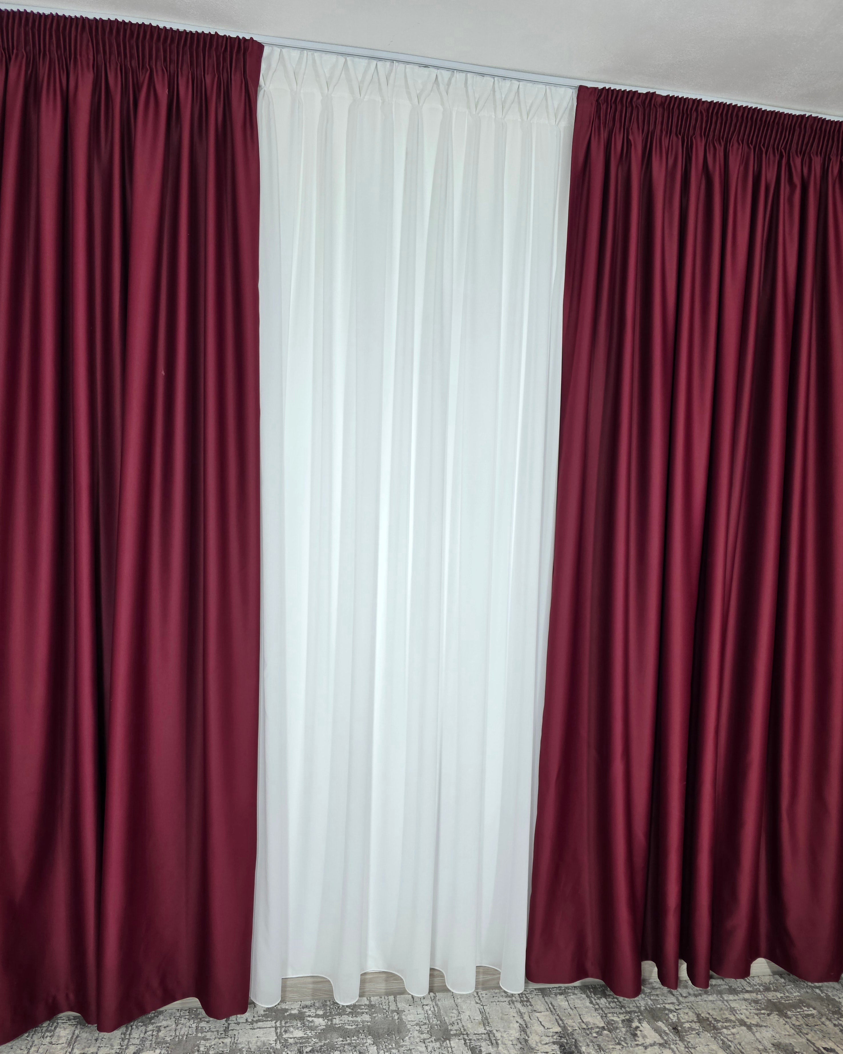 Colectia Blackout: Perdea Matase Alba Si Draperie Bordo Blackout 98%